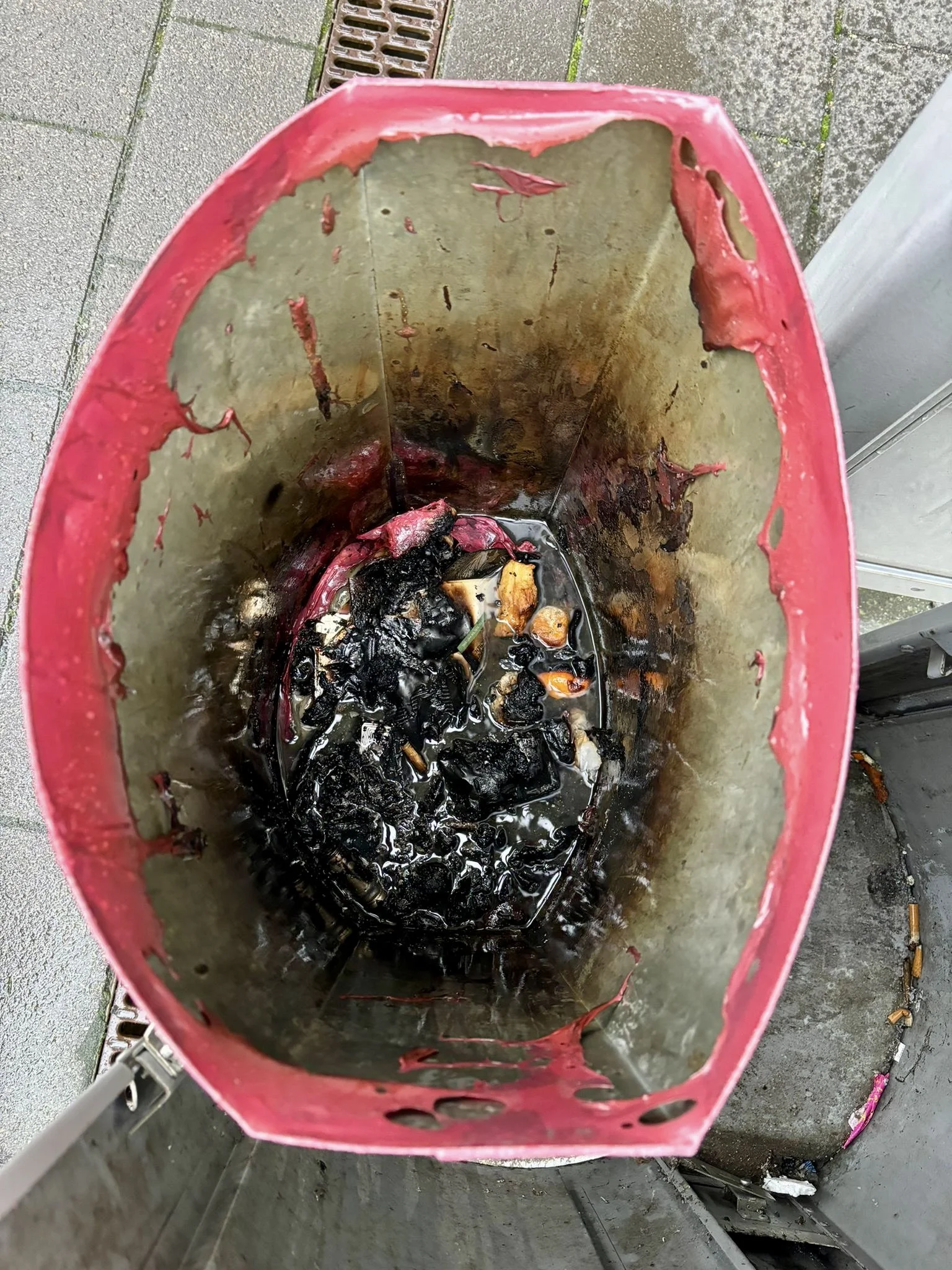 Brennender Mülleimer