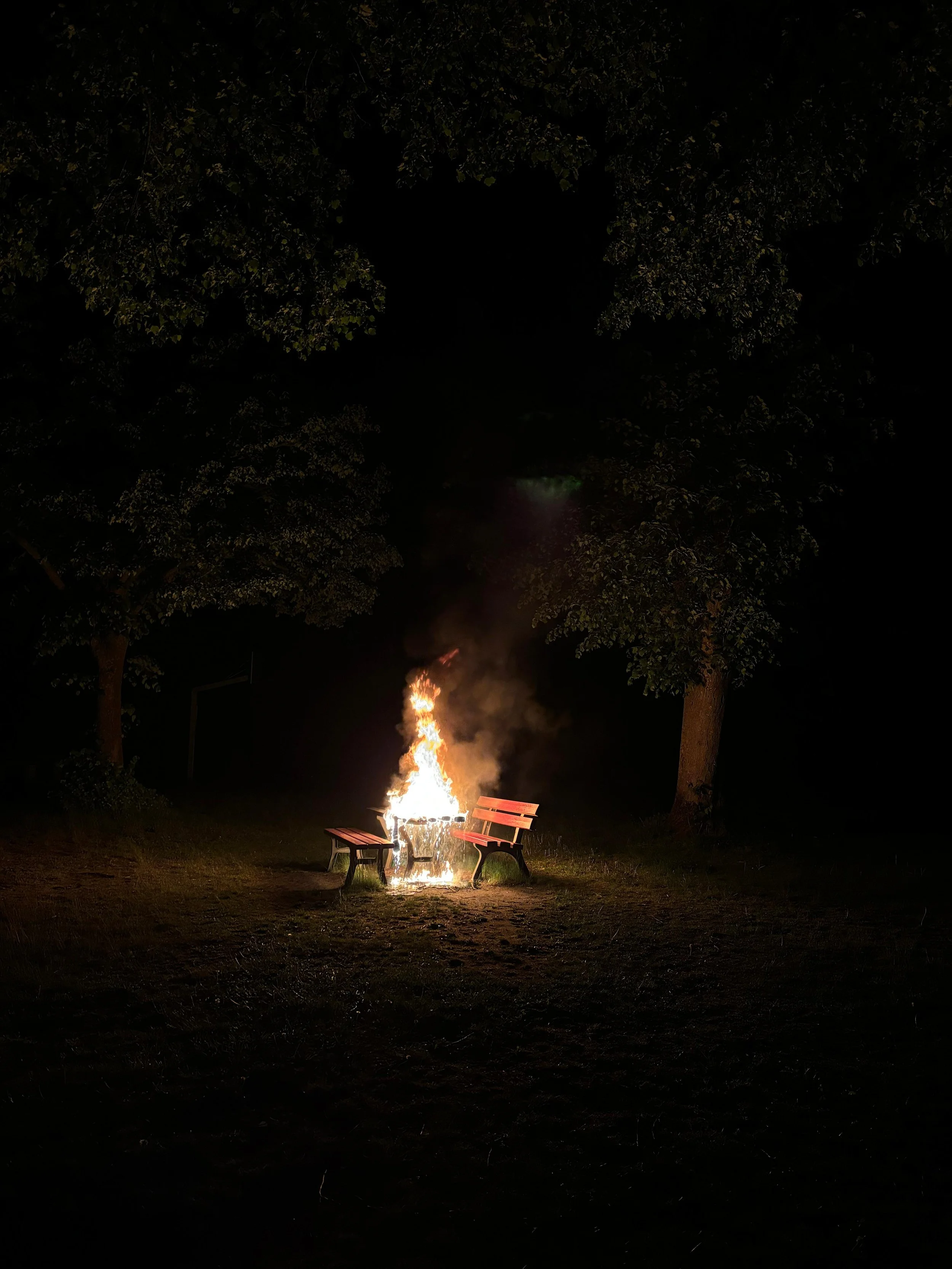 Feuer auf Spielplatz