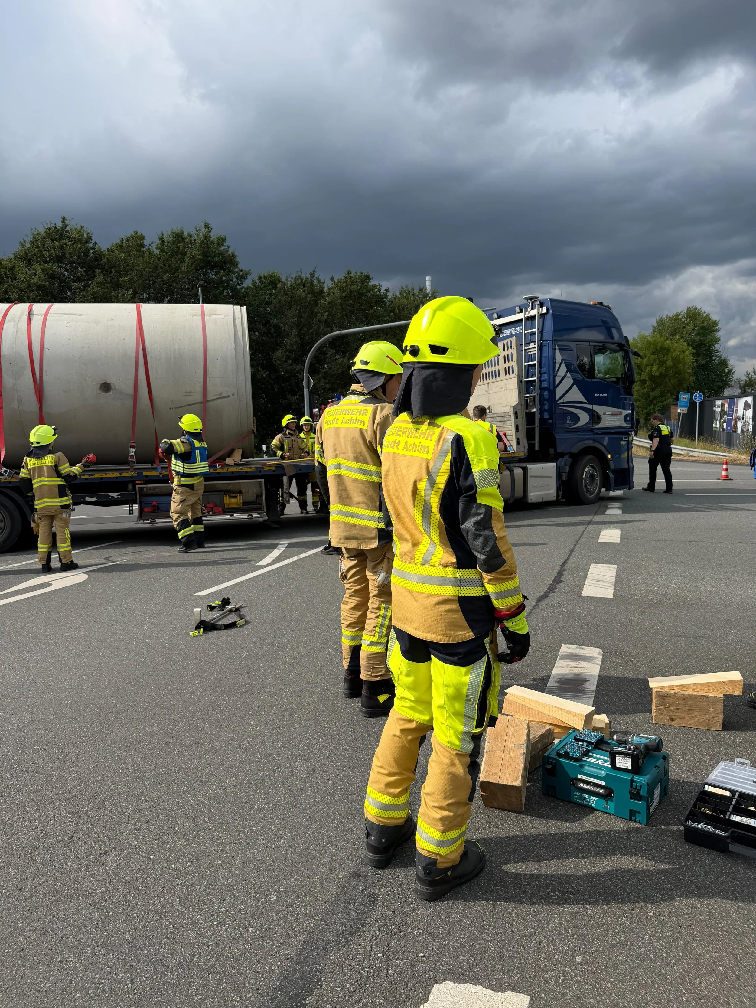 Verrutschte Ladung nach Lkw-Unfall