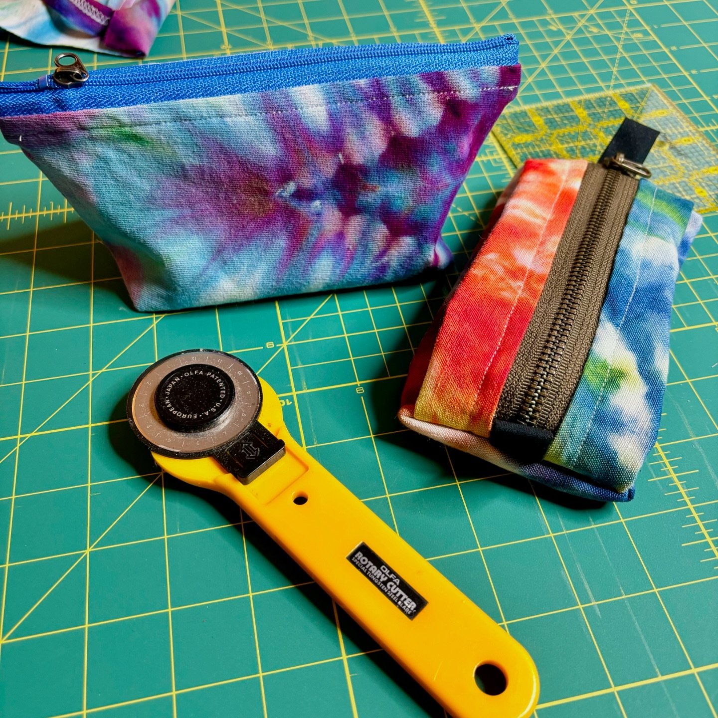 Testing out some small bag patterns today with some of my upcycled shirts that I dyed &mdash; here are the two (of three) that I like! I&rsquo;m hoping to make a stack of them for the upcoming holiday markets I&rsquo;ll be in! ✨♻️🎄🎁 

#Upcycled #Sm