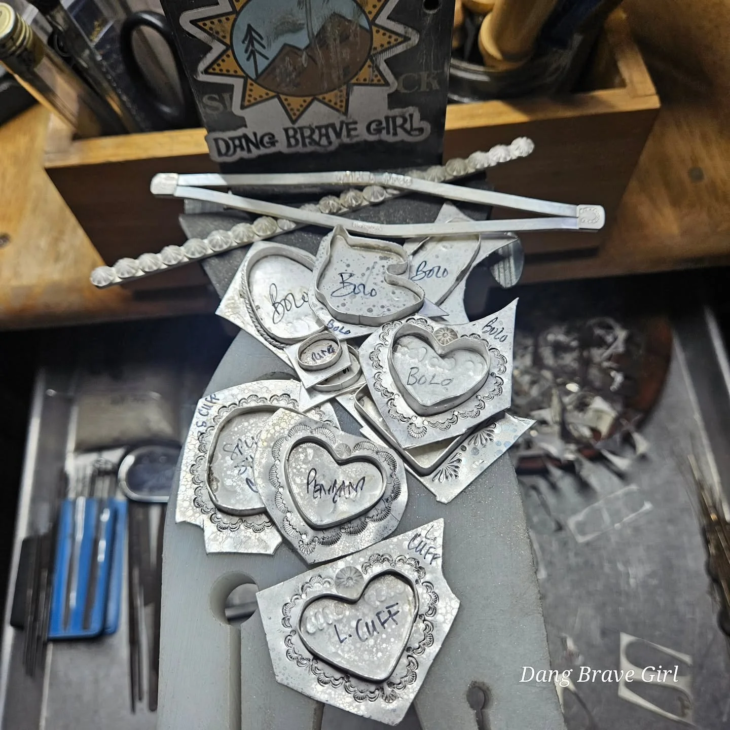 Sundays are for silver, soldering, stamping and sawing ⚒️.... and a little soul shine.