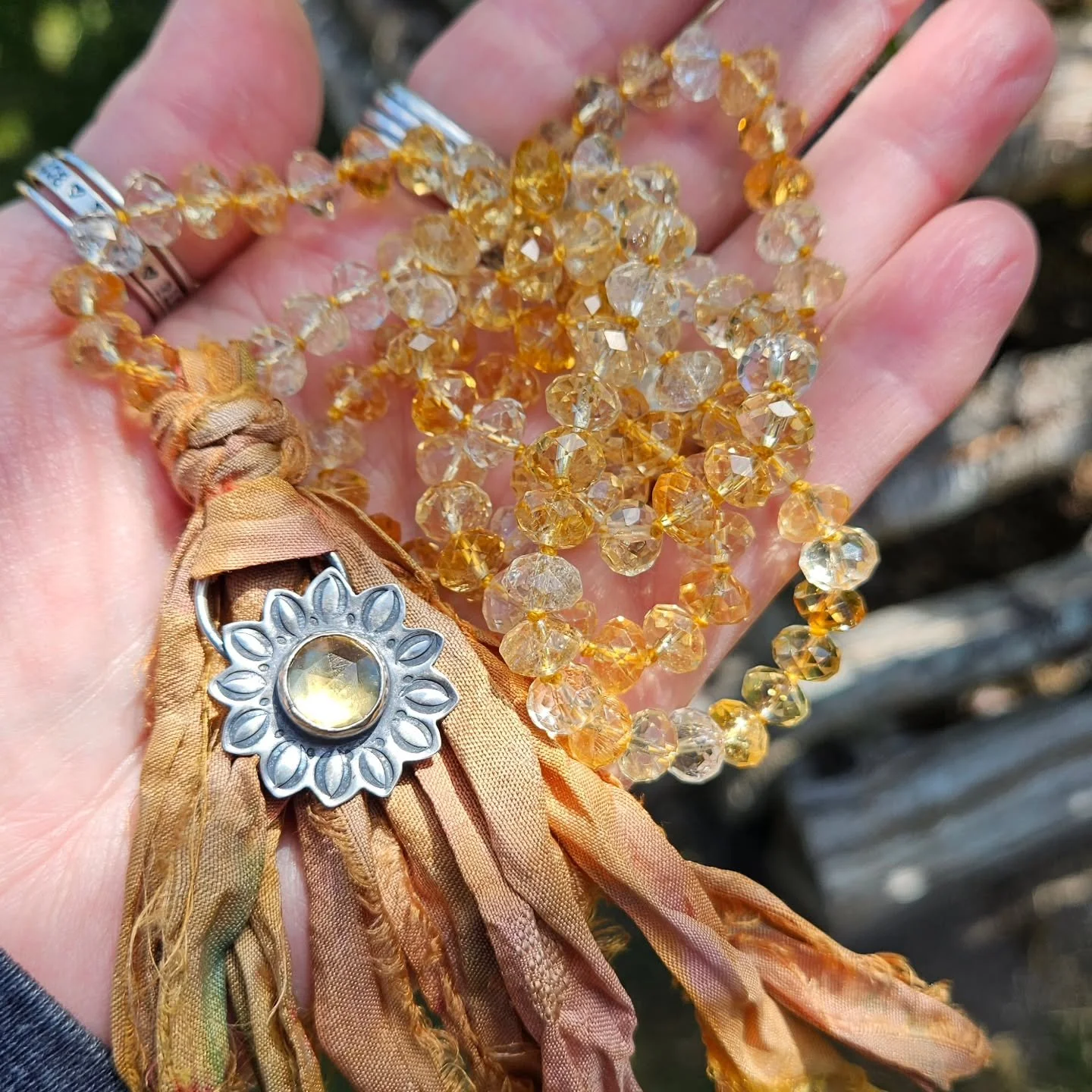 Happy Mala Monday.... and why not celebrate sunflowers everyday? I make them to be enjoyed all year long!

These pretties are trying to find their way home...

🌻A hand knotted citrine (gorgeous faceted rondelle beads) mala with a silk tassel and ste