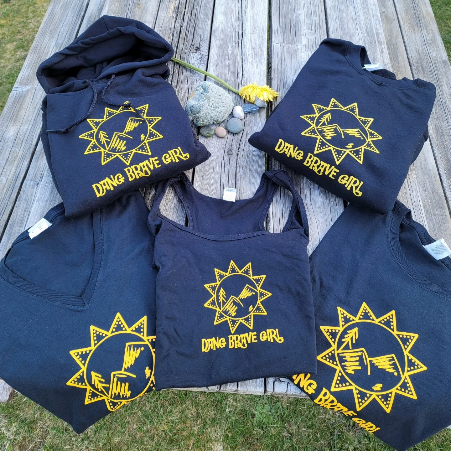 It's that time of year where most of you all are (or already have) trading out sweatshirts for T's and tanks... I'm still rocking the cozy, heavier stuff (still wore longjohns this week 🤣)... but I hear the warmer weather is coming for us! 

If you 