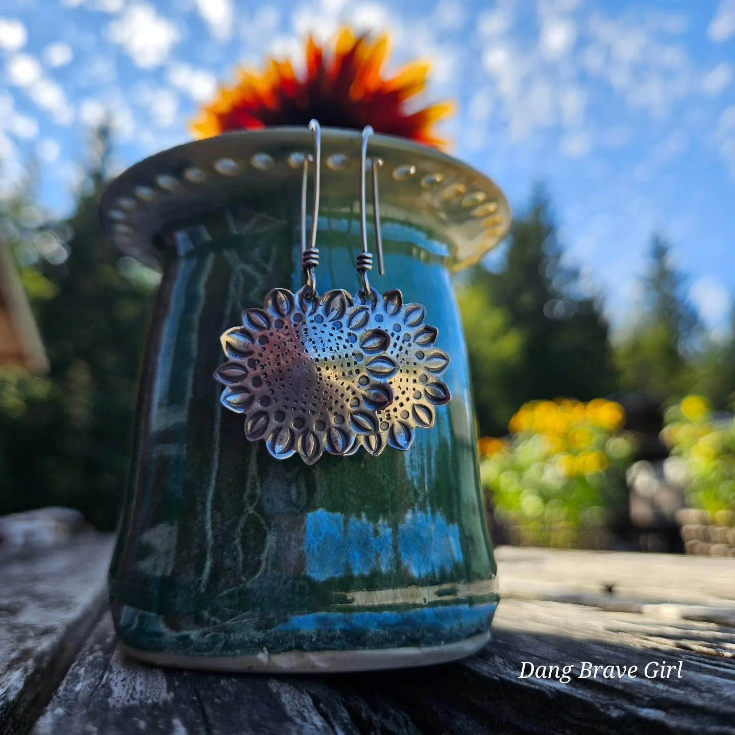Good morning ☀️
We need sunshine, just like sunflowers do and I am one of those crazy people that can have a total mental makeover when the sun comes out after days without.  Thankfully that scenario doesn't happen much ☀️.

I made sunflower earrings