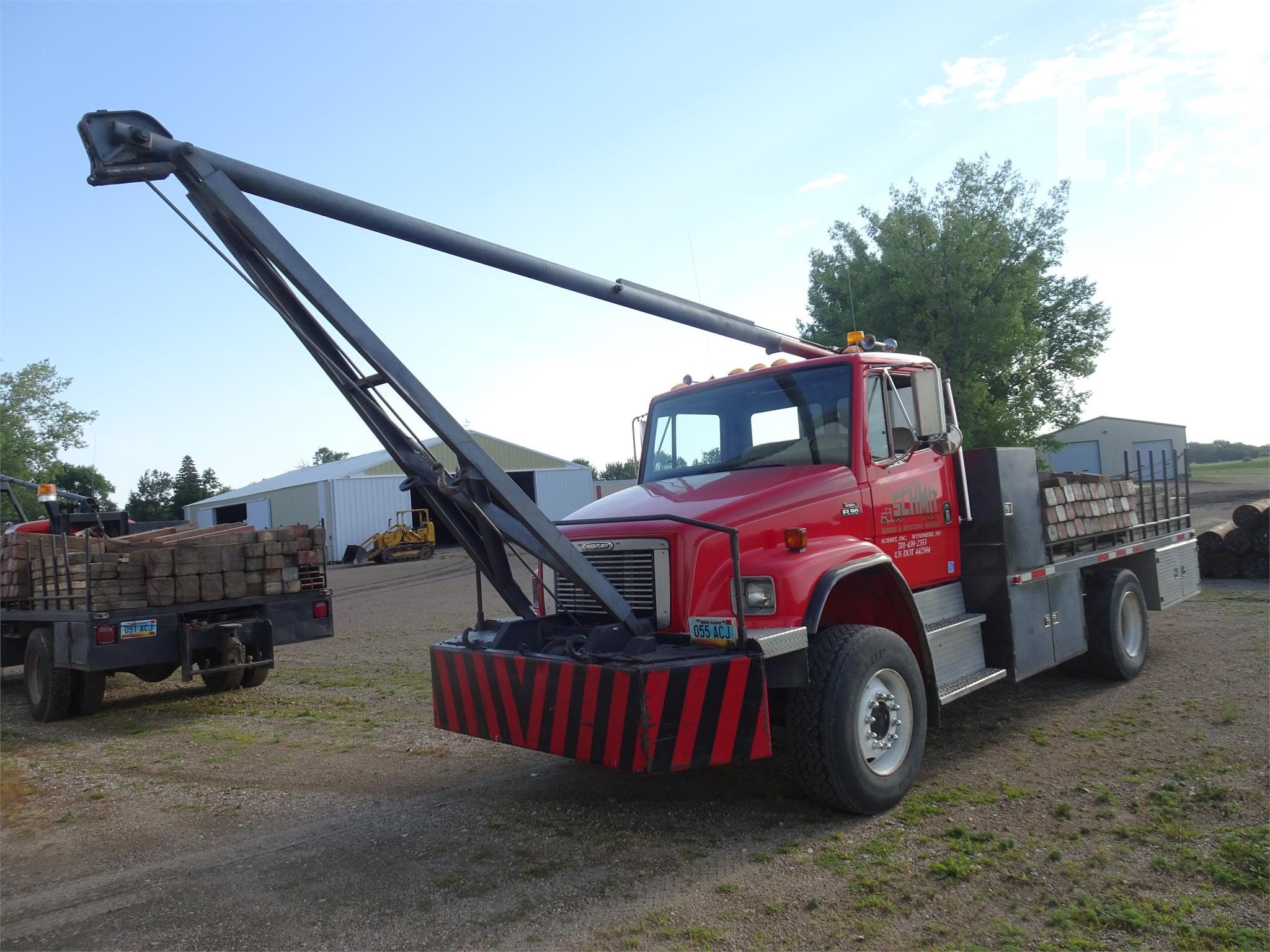 Lot# 119 | 2001 Freightliner FL80_4.jpeg