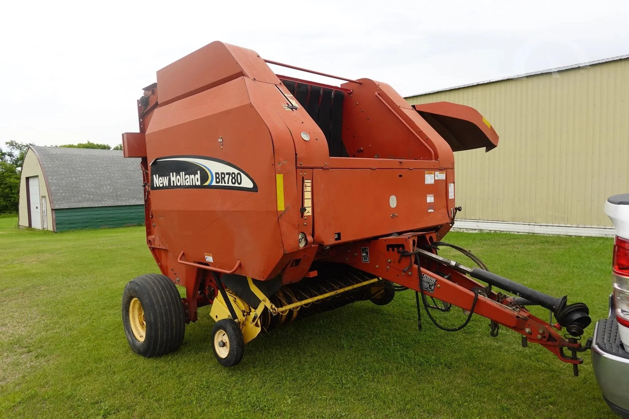 New Holland BR780 round baler_1.jpeg