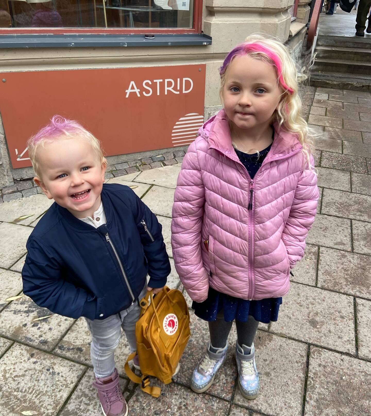 Gl&ouml;m inte bort v&aring;rat h&ouml;stlovserbjudande denna vecka. 🍁 Boka barnklippning hos Matilda och f&aring; en borste p&aring; k&ouml;pet! 

Lediga tider finns imorgon torsdag och fredag f&ouml;rmiddag🤩