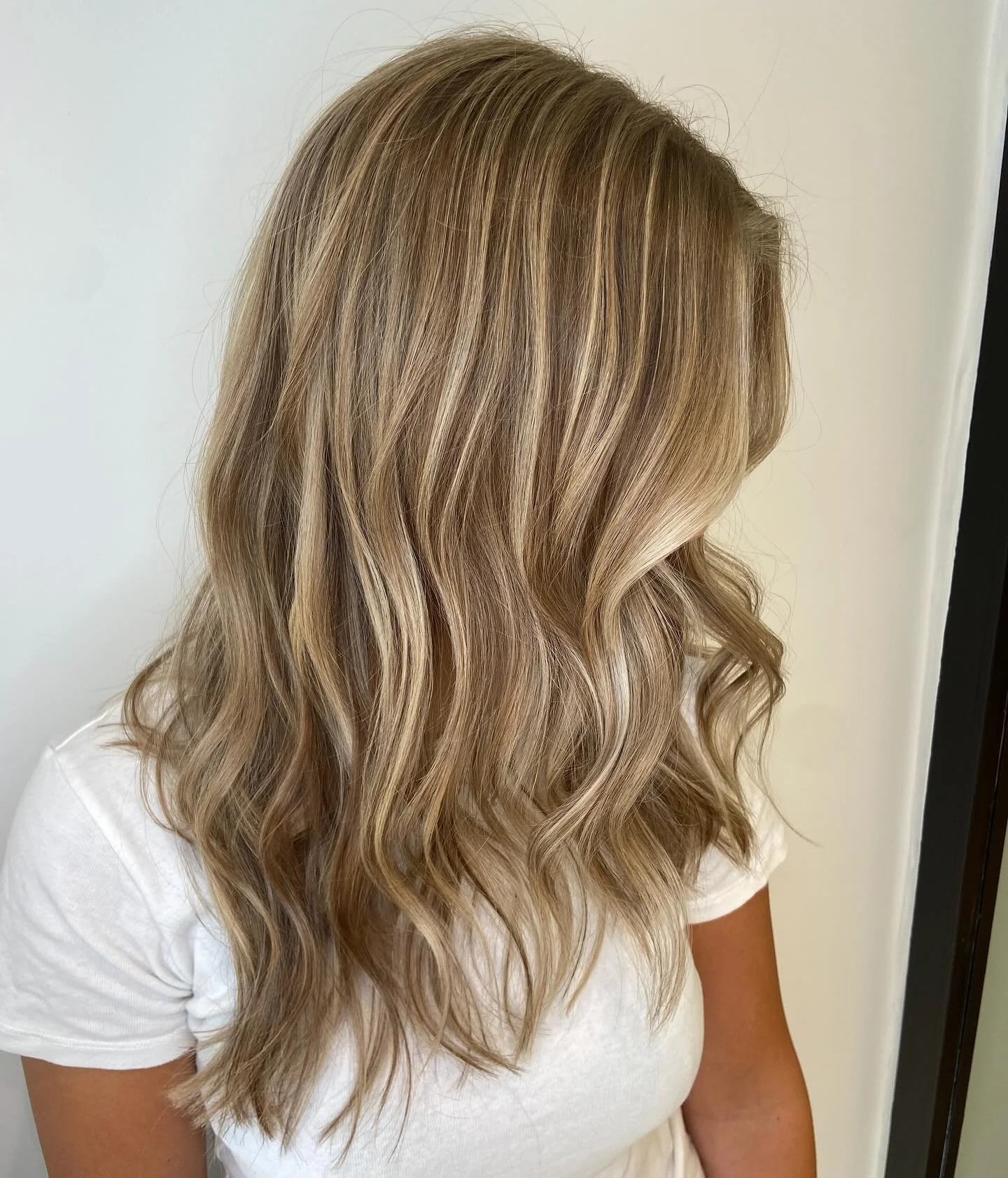 Lyxblond🤍
Highlights och Lowligts f&ouml;r mer skiftningar i h&aring;ret!🌸

Fris&ouml;rtrainee: Matilda

#fris&ouml;r&ouml;stersund #fris&ouml;rl&auml;rling #norrklipp #colormebykevinmurphy #ghdhair #highlights #lowlights #luxuryblonde #blondehair