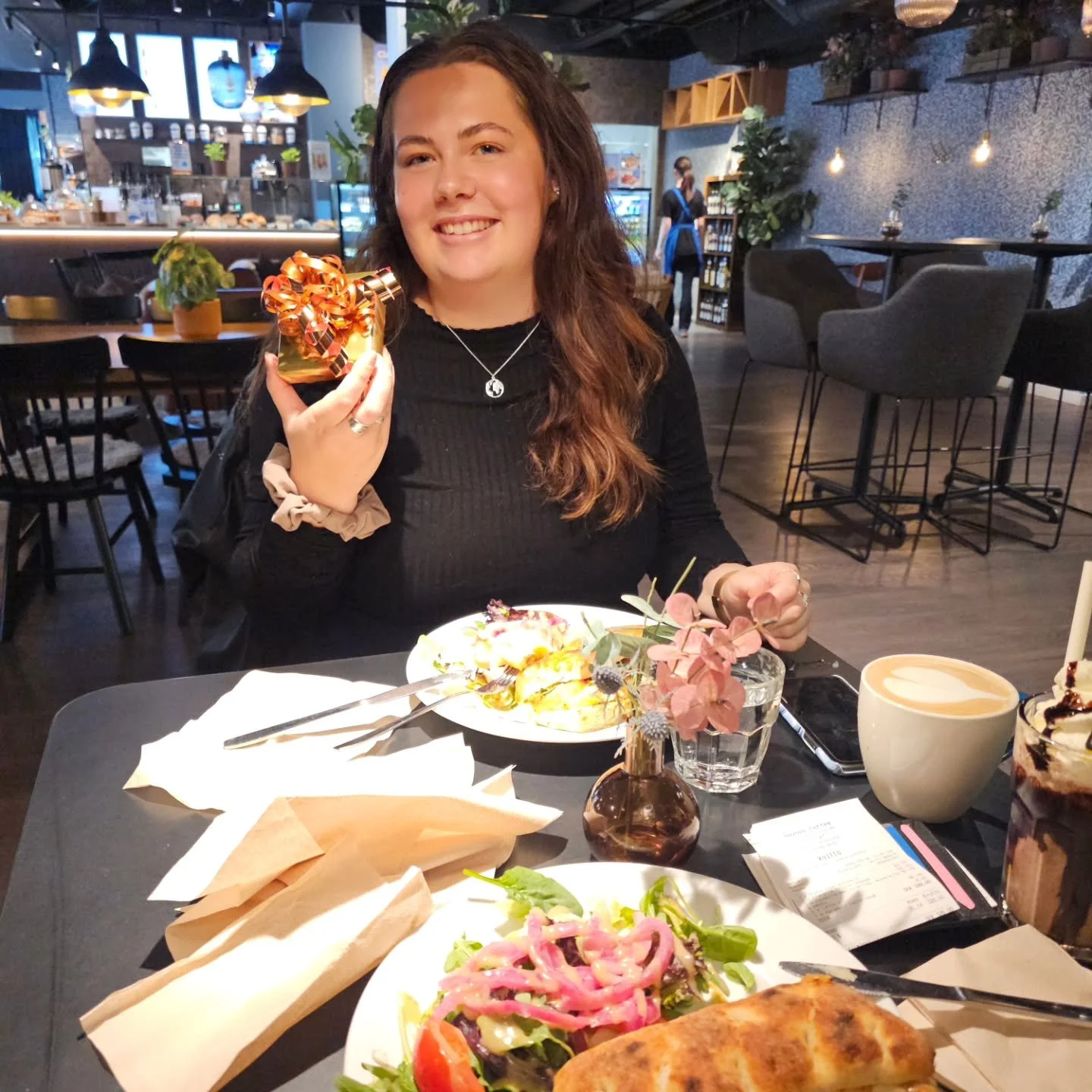 N&auml;men vad stolt jag &auml;r &ouml;ver min fantastiska Matilda! ✨ 🥇Titta h&auml;r nere vad hon grejat! 🙌

Hej alla fina kunder! 
I fredags tog jag &auml;ntligen mitt efterl&auml;ngtade ges&auml;llbrev och kan nu titulera mig som f&auml;rdig fri