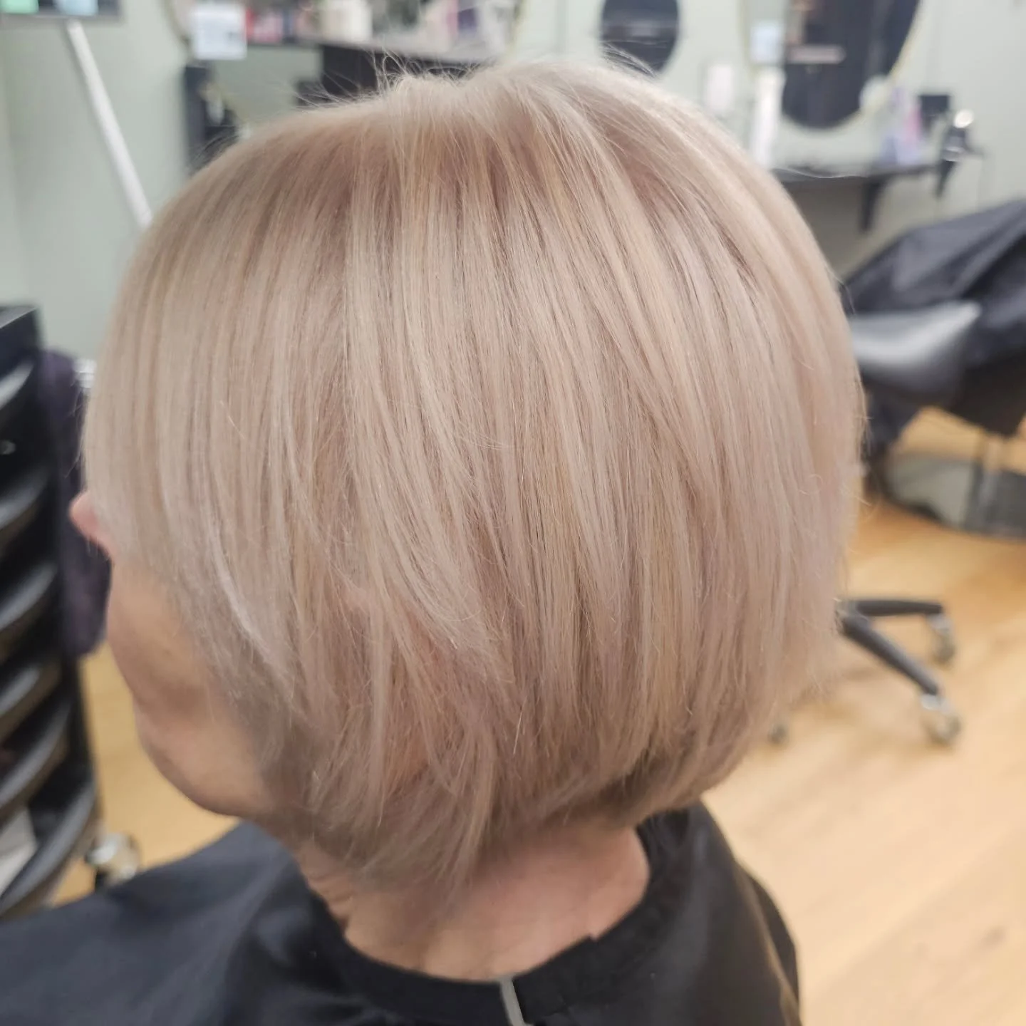 T&auml;nk vad slingor och en nyansering kan g&ouml;ra 🙌 Fortfarande en blond frisyr men minus gr&aring; utv&auml;xt och med en magisk ton ✨

&Auml;lskar alla sp&auml;nnande samtal jag f&aring;r mer er i stolen varje dag 🌟

Fris&ouml;r: Linn&eacute;