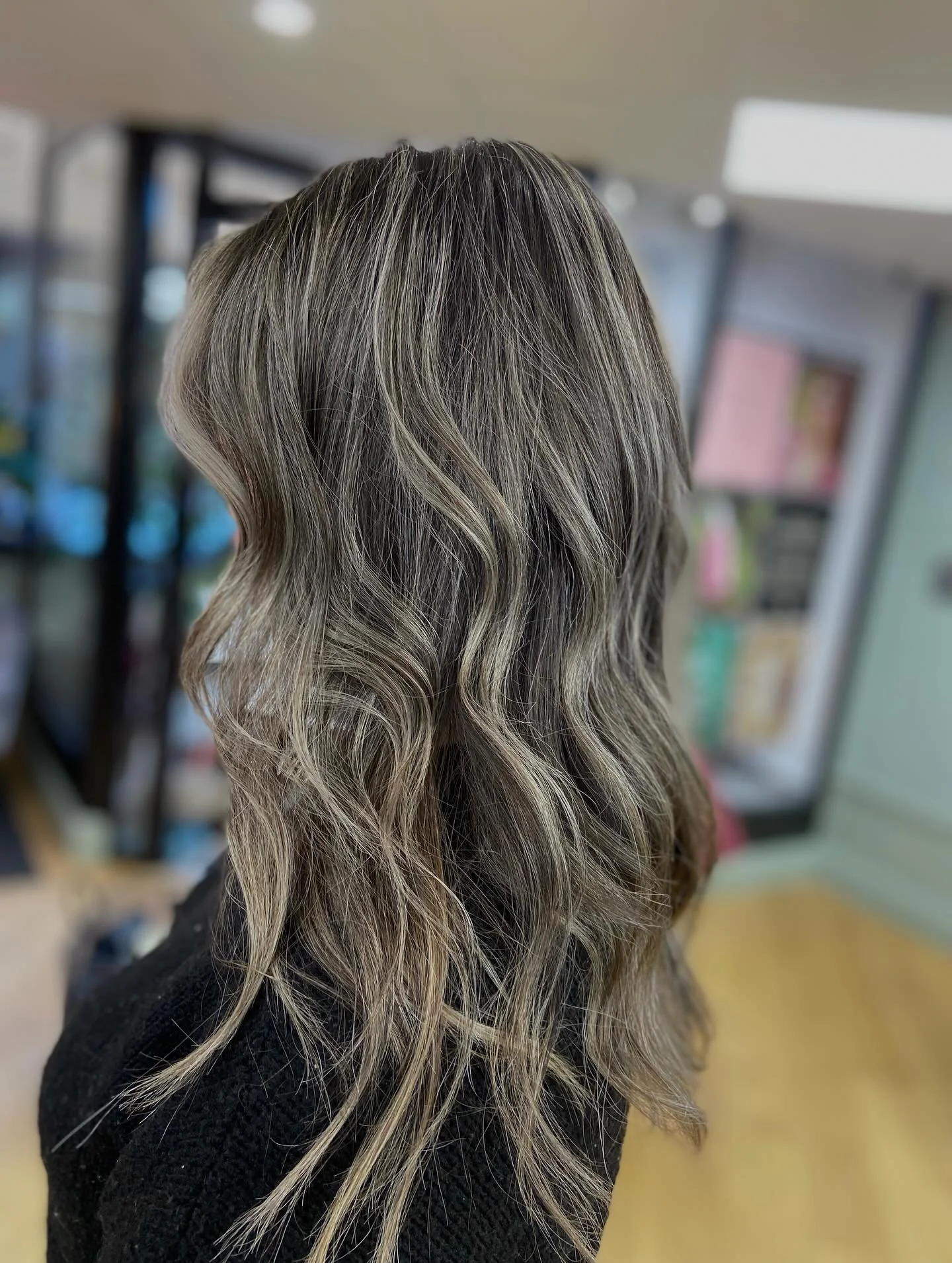 🤎🤍
&bull;
&bull;
&bull;
&bull;
Fris&ouml;r: Matilda

#norrklipp #fris&ouml;r&ouml;stersund #colormebykevinmurphy #kevinmurphy #lowlightsandhighlights