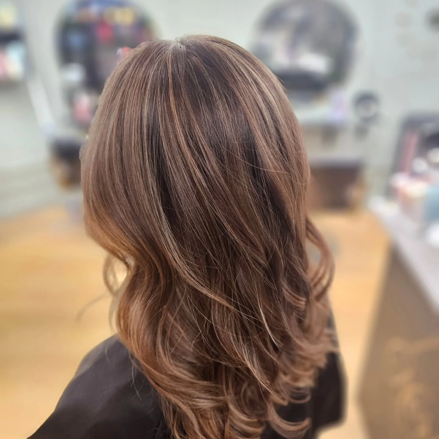 Men t&auml;nk vad mjuka, fina slingor kan g&ouml;ra mycket i ett m&ouml;rkt h&aring;r n&auml;r man vill ha kontraster utan att k&auml;nna sig f&ouml;r ljus eller blond ✨ En liten bonus &auml;r ju ocks&aring; att de egna sm&aring; vita &quot;slingorna