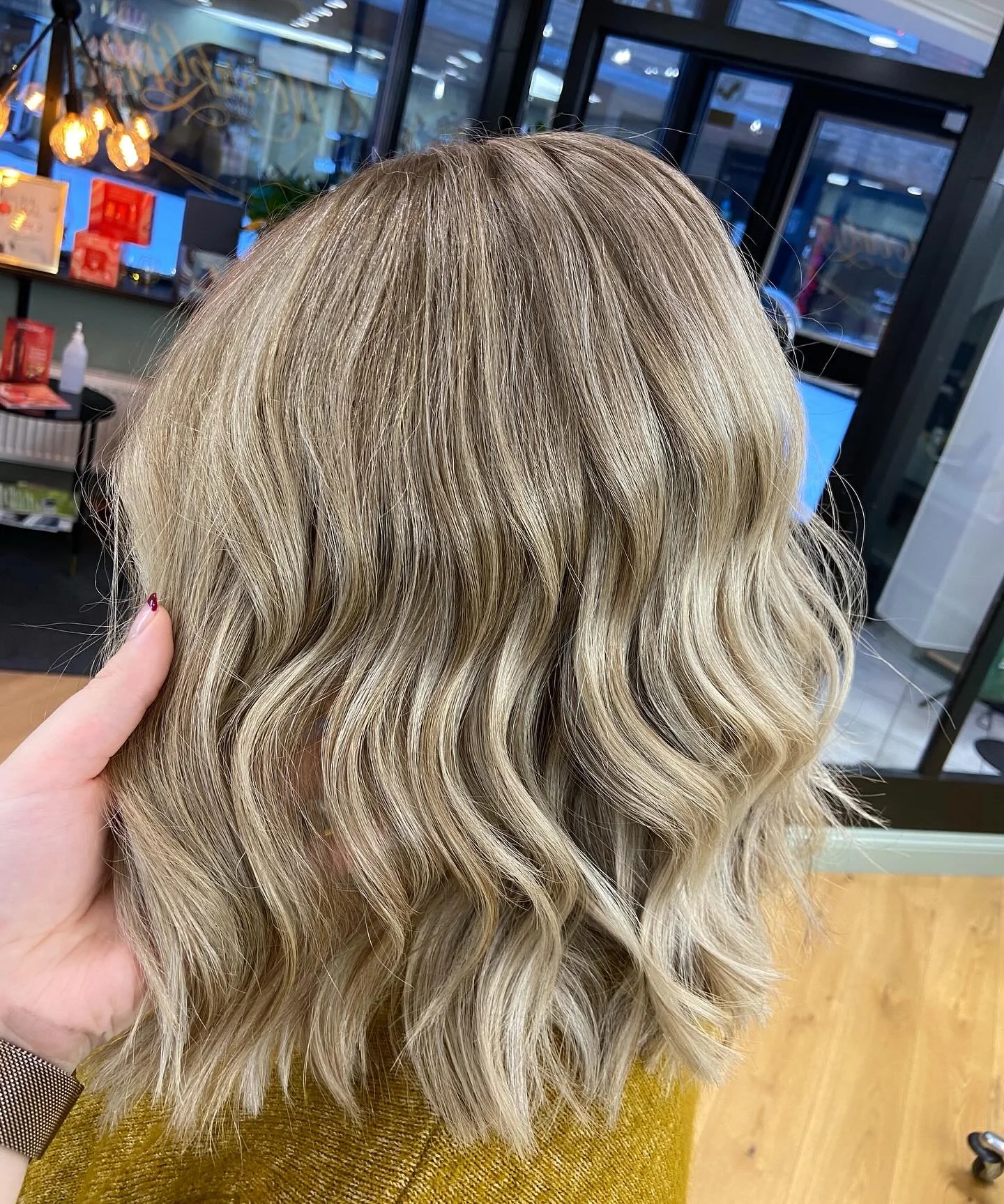 Uppfr&auml;schning med nya slingor och en klippning🙌🏼😍

Fris&ouml;r: Matilda

#fris&ouml;r&ouml;stersund #norrklipp #kevinmurphyhair #colormebykevinmurphy #ghd #highlights