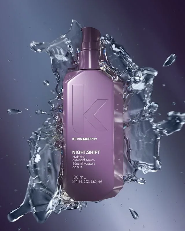 Ni gl&ouml;mmer v&auml;l inte bort att ta hand om era h&aring;r i kylan?! Luften &auml;r torr och h&aring;ret beh&ouml;ver lite extra k&auml;rlek❄️
NIGHT.SHIFT &auml;r ett &aring;terfuktande nattserum som ger ditt h&aring;r en riktig sk&ouml;nhetss&o