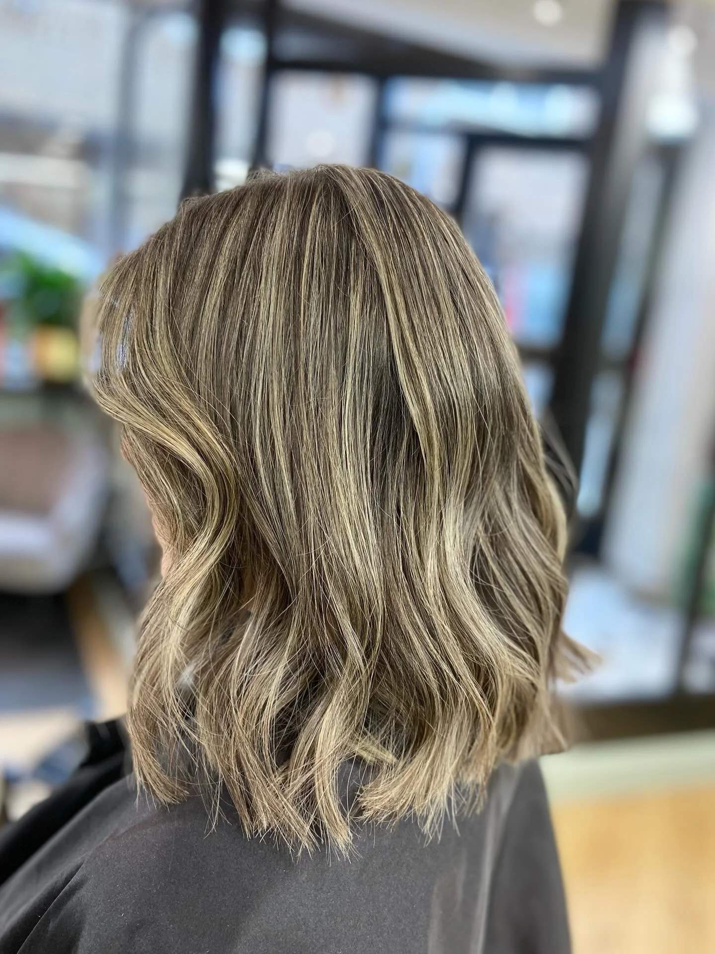 Kolla in denna f&ouml;rvandling😍 Nu g&aring;r vi mot ljusare tider! 💛

Fris&ouml;r: Matilda

#colormebykevinmurphy #kevinmurphy #fris&ouml;r&ouml;stersund #norrklipp