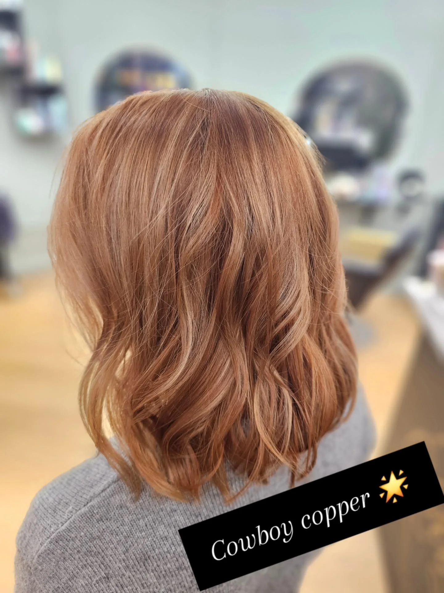 Fina Kicki fick en mustig kopparf&auml;rg med ljusa skiftningar 🤎🧡
Kul att se att det &auml;r mode med en mer jordig ton som kallas cowboy copper 🌟

Fris&ouml;r: Linn&eacute;a

#Norrklipp #sessionmap #colormebykevinmurphy #copperhair #fris&ouml;r&