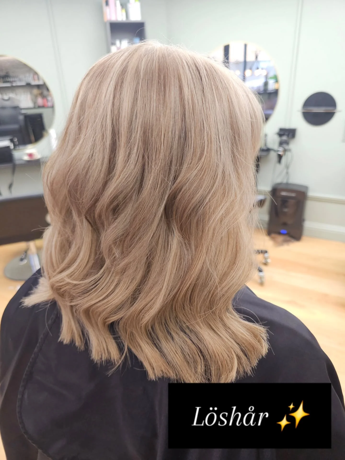 L&ouml;sh&aring;r ✨ T&auml;nk vilken fantastisk grej.
Ny f&auml;rg, ny frisyr och mer &amp; l&auml;ngre h&aring;r. Tack f&ouml;r att ni kommer till mig och att jag f&aring;r fixa era h&aring;r!

Fris&ouml;r: Linn&eacute;a
#Norrklipp #highlights #beau