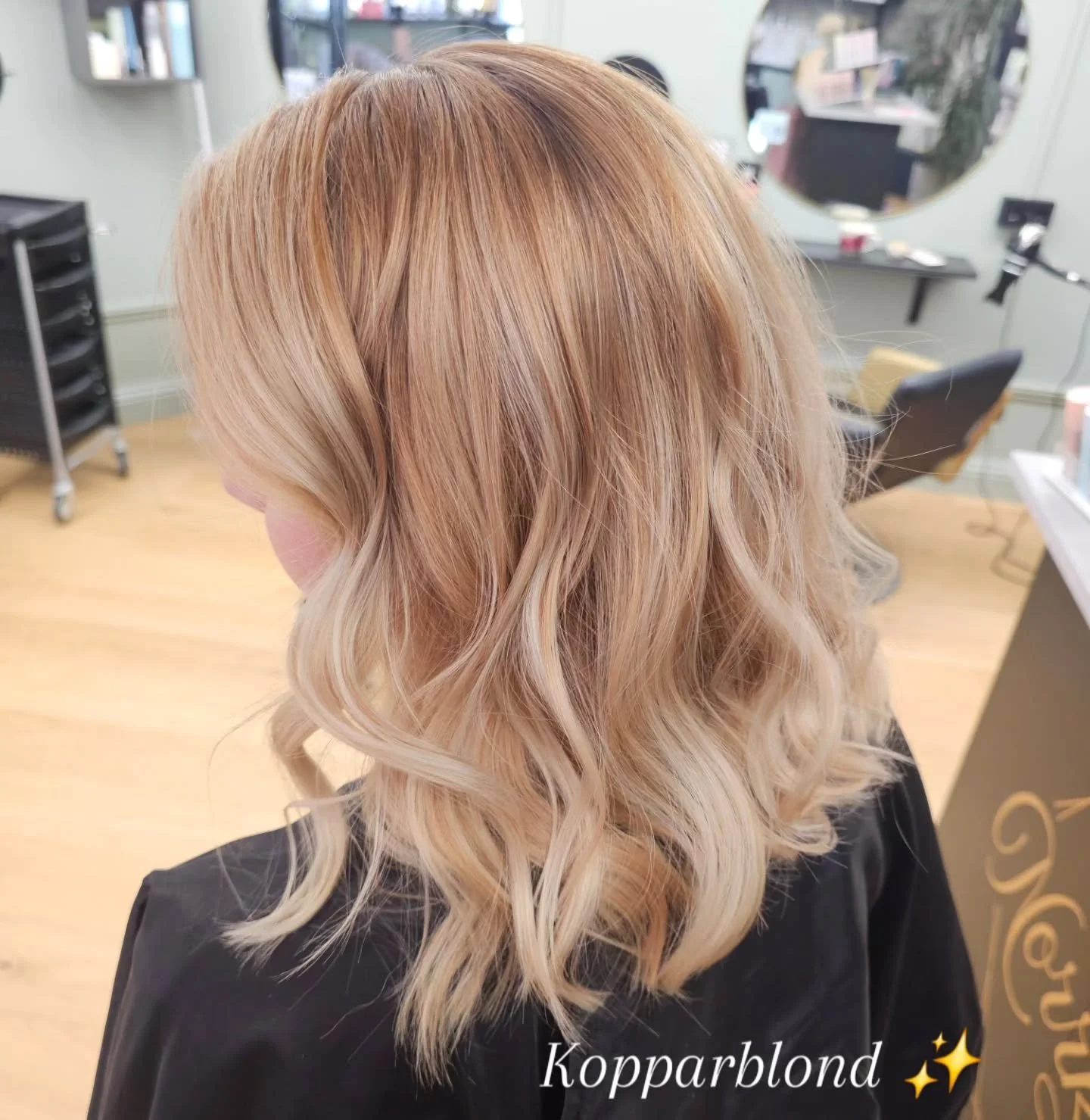 Stor f&ouml;r&auml;ndring p&aring; finaste Kicki idag ✨

Fris&ouml;r: Linn&eacute;a

#highlights #slingor #Linn&eacute;a #blondesolutions #fris&ouml;r&ouml;stersund
