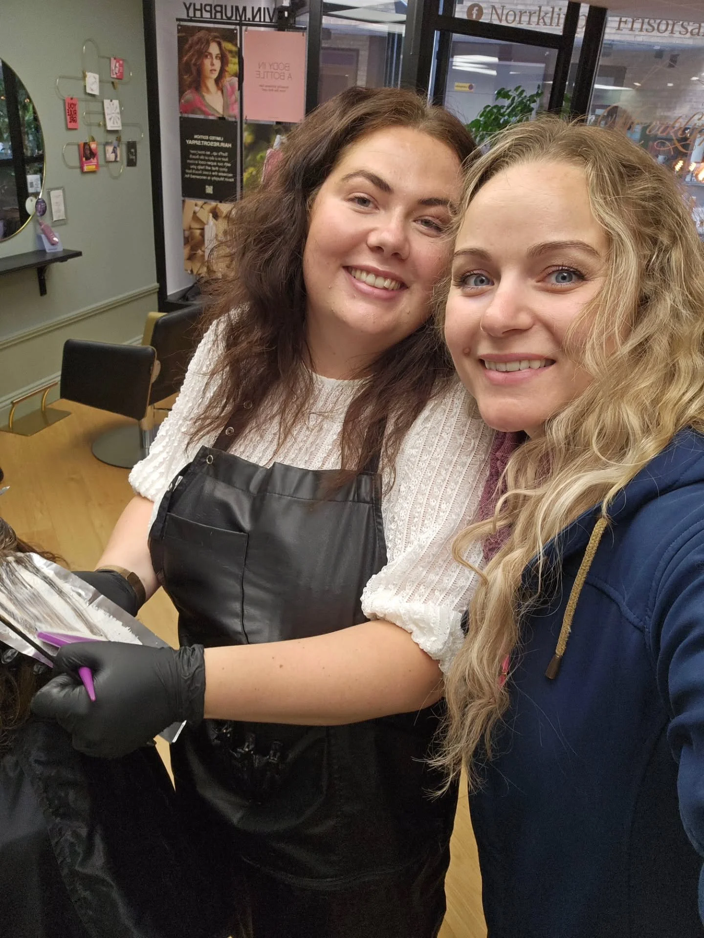 Nu &auml;r vi b&aring;da tillbaka efter semestern och &auml;r v&auml;ldigt peppade p&aring; att ta hand om era h&aring;r igen 🌸🤗

Imorgon finns en KLIPP &amp; F&Auml;RG tid hos Linn&eacute;a kl 8.45. Skicka pm f&ouml;r att knipa den! ✂️