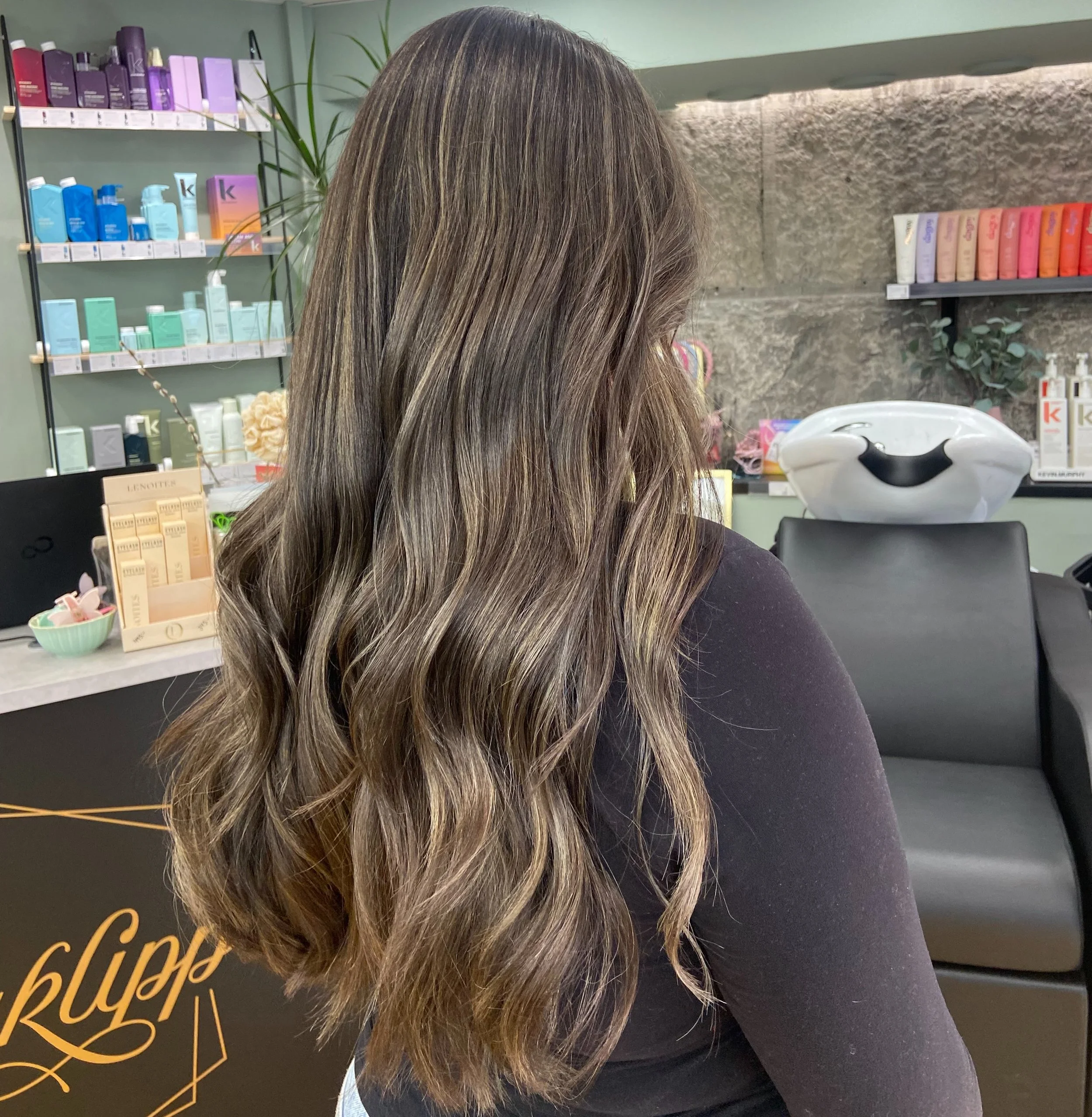 H&auml;r har vi livat upp h&aring;ret med lite slingor!🤎🤍

Fris&ouml;r: Matilda

#colormebykm #kevinmurphy #highlights #norrklipp