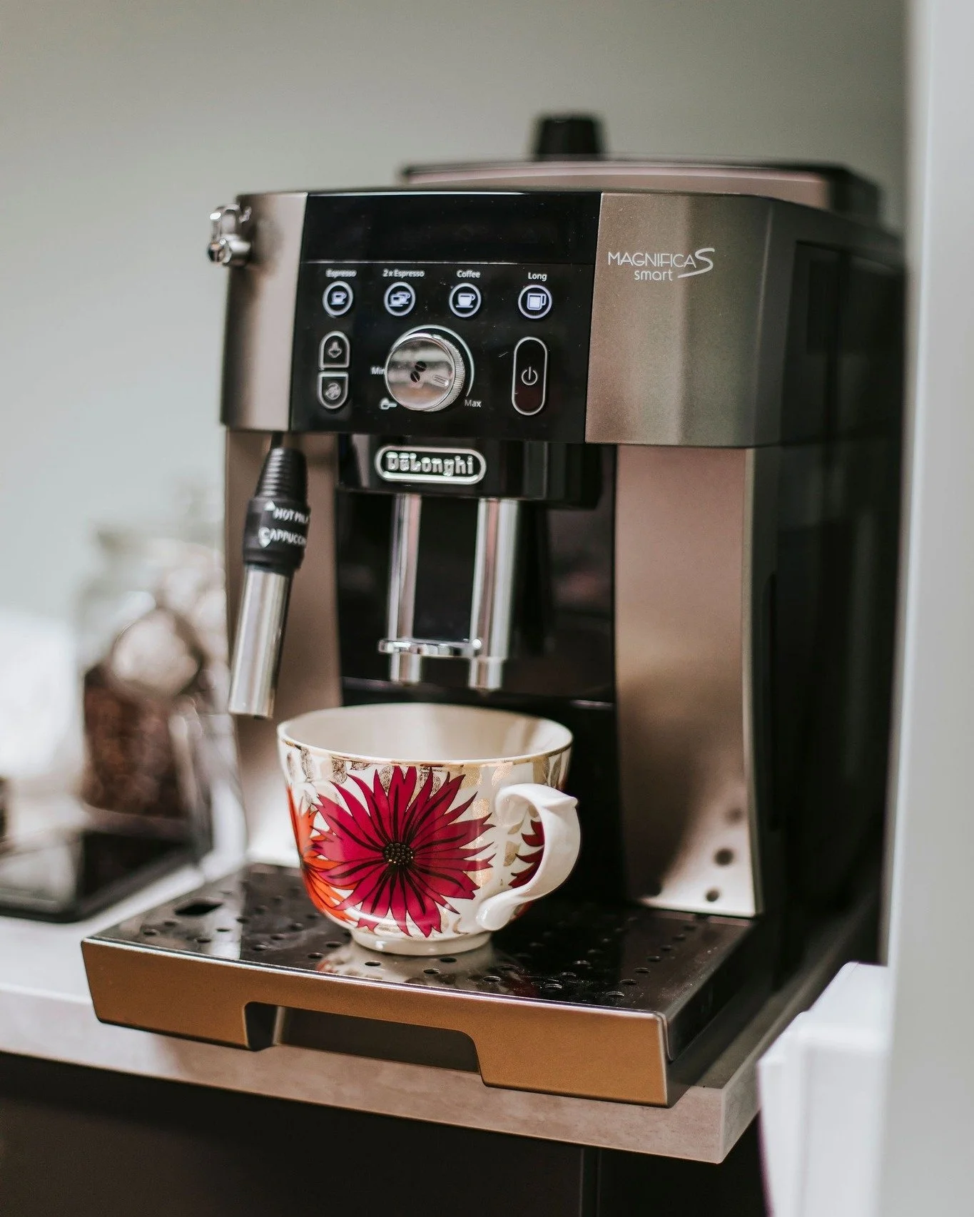 🫖N&auml;r vi v&auml;ntar p&aring; att f&auml;rgen ska verka s&aring; serveras du en rykande kopp kaffe av nymalda ekologiska kaffeb&ouml;nor. N&aring;got gott till kaffet ligger ocks&aring; p&aring; fatet. 
F&ouml;r den som inte &auml;r en kaffe&aum