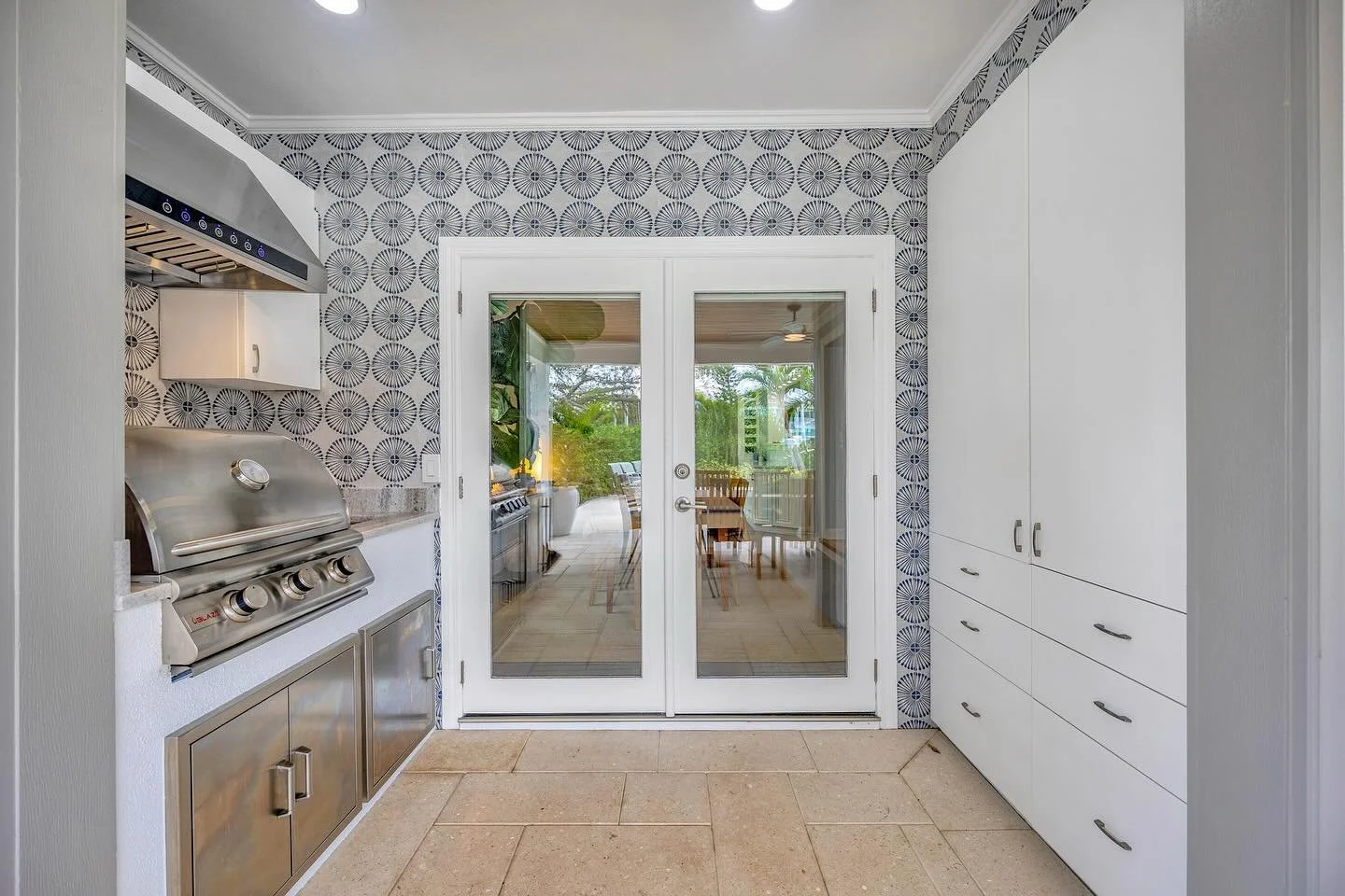 Outdoor living, upgraded. This beachside kitchen is what dreams are made of 🐚 
#outdoorkitchen #madeira #redington #outdoordesign #kitchenremodel #bayshoreremodels #tampabay #homeupgrade #luxurylifestyle