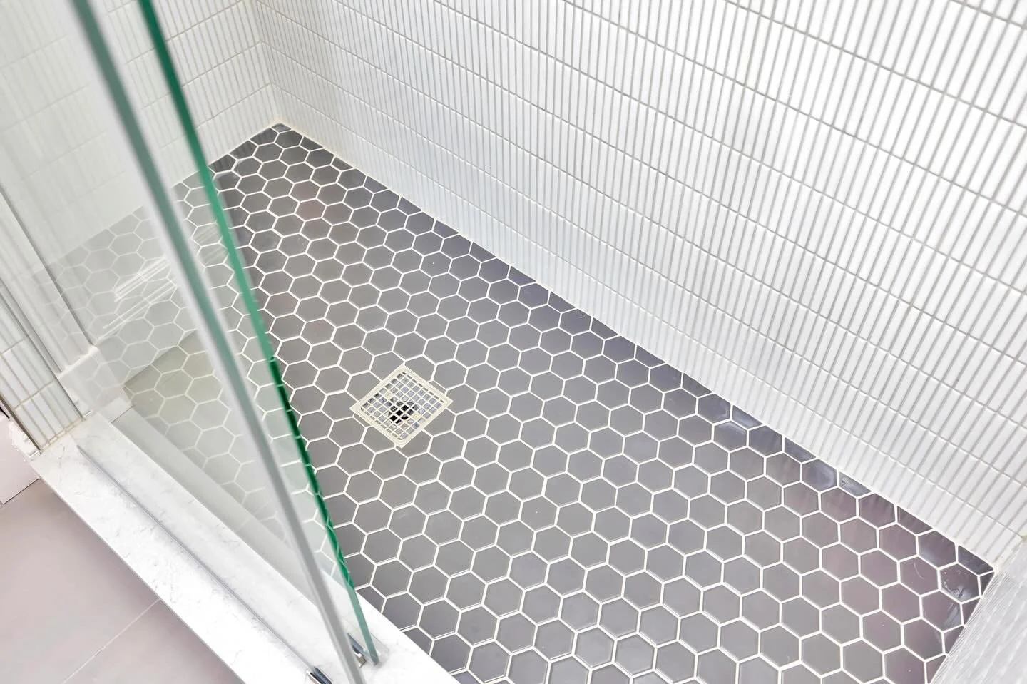 This shower remodel is all about contrast. 🔲⬜️ So sleek. So clean. So Bayshore coded.