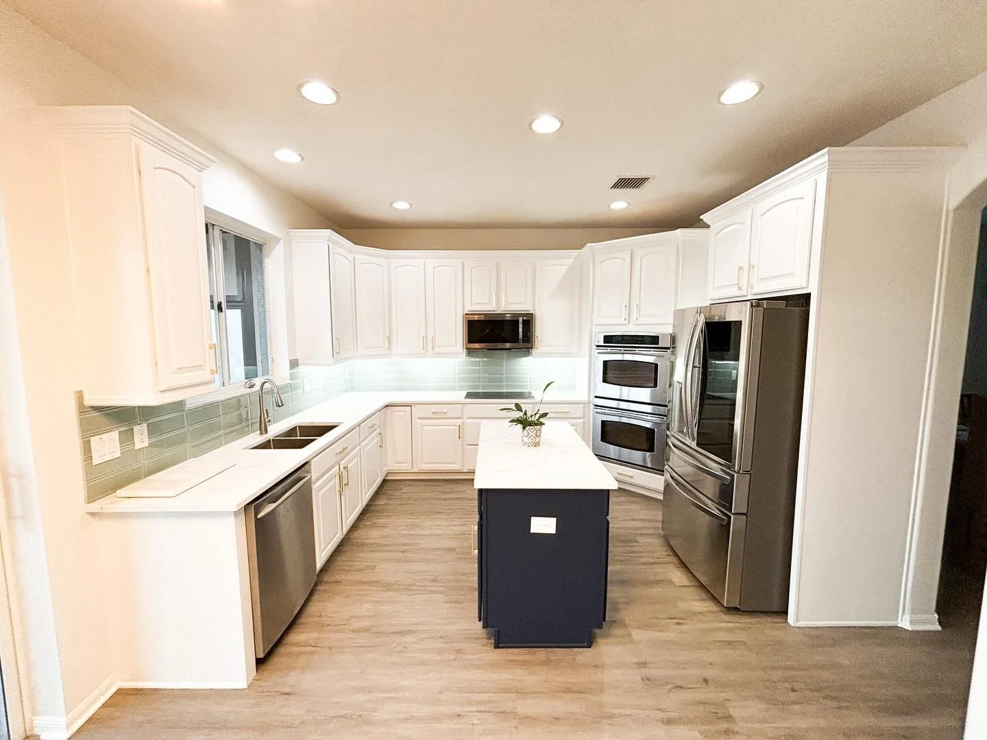 Start your week with a wow. This kitchen glow-up speaks for itself. 💥 #BeforeAndAfter 
#bayshoreremodels #kitchentransformation #kitchenremodel #cabinets #tampa #floridahomes #homeremodel #remodeling #remodelingcontractors