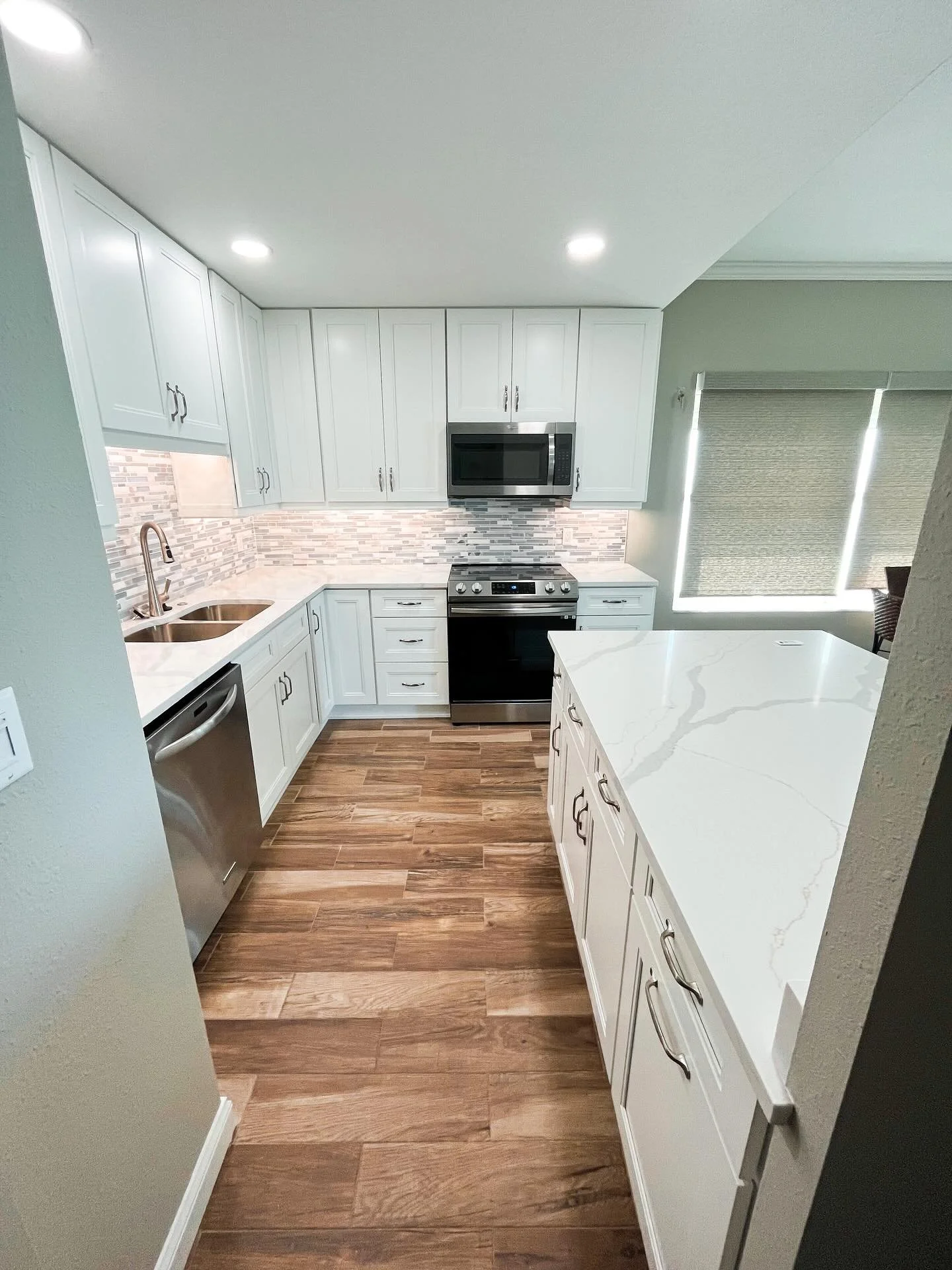 Shaker cabinets in a fresh white finish paired with quartz countertops for a clean, elevated look. 
#shakercabinets #kitchenremodel #tampahomes #bayshoreremodels #quartzcountertops #homeremodel #stpete #clearwater