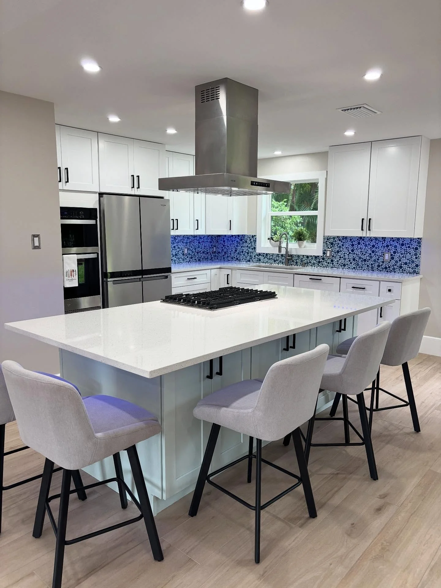 Light, bright, and timeless ✨ Another Bayshore Remodels kitchen designed for both everyday living and entertaining in style. 
#KitchenRemodel #KitchenDesign #KitchenInspo #KitchenGoals #KitchenRenovation #DreamKitchen #ModernKitchen #HomeRenovation
