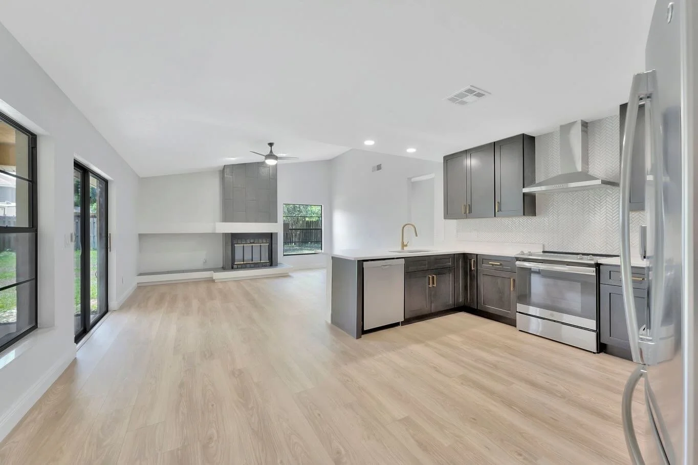 New floors, fresh paint, and a kitchen that absolutely stole the show! 🚨Thinking about remodeling? Let&rsquo;s talk. 

#HomeRemodel #InteriorDesign #KitchenRemodel  #HomeRenovation #RemodelingIdeas #DreamHome #HomeInspo #ModernHome #InteriorGoals #H