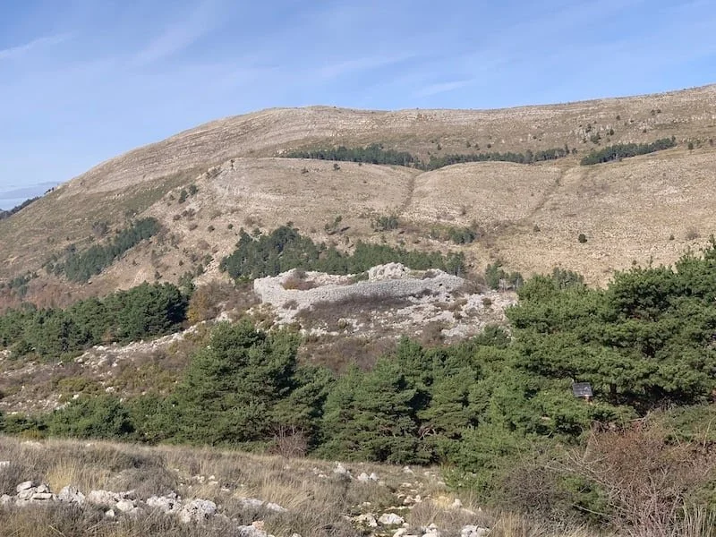 Valorisation du patrimoine en pierre sèche - PNR des Préalpes d'Azur - Le castellaras de la Malle