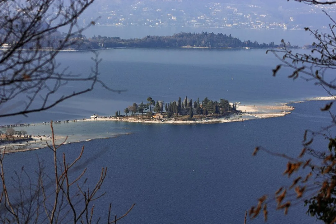 Rocca di Manerba - 2023. Vista dalla Rocca verso l'Isola dei Conigli