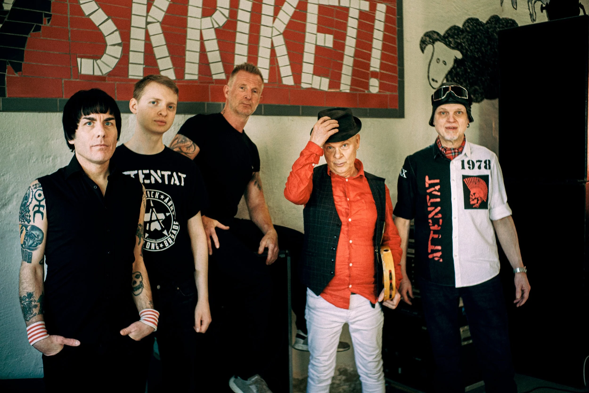 Attentat // Support: Factums Punkorkester // 21:00