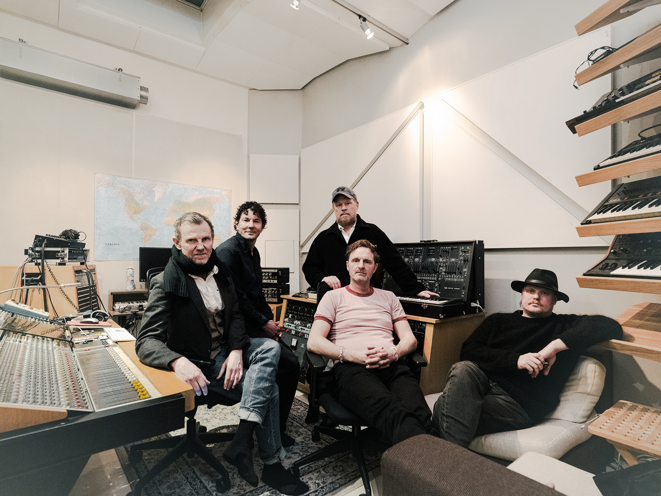 The Plan sitter i studio