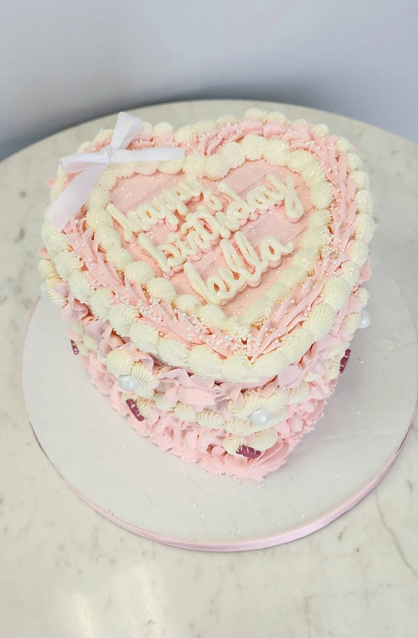 Heart cake.
Available in 6" or 8"
Only available in Swiss Buttercream.
+$10 to base price 3+ colors + $20.