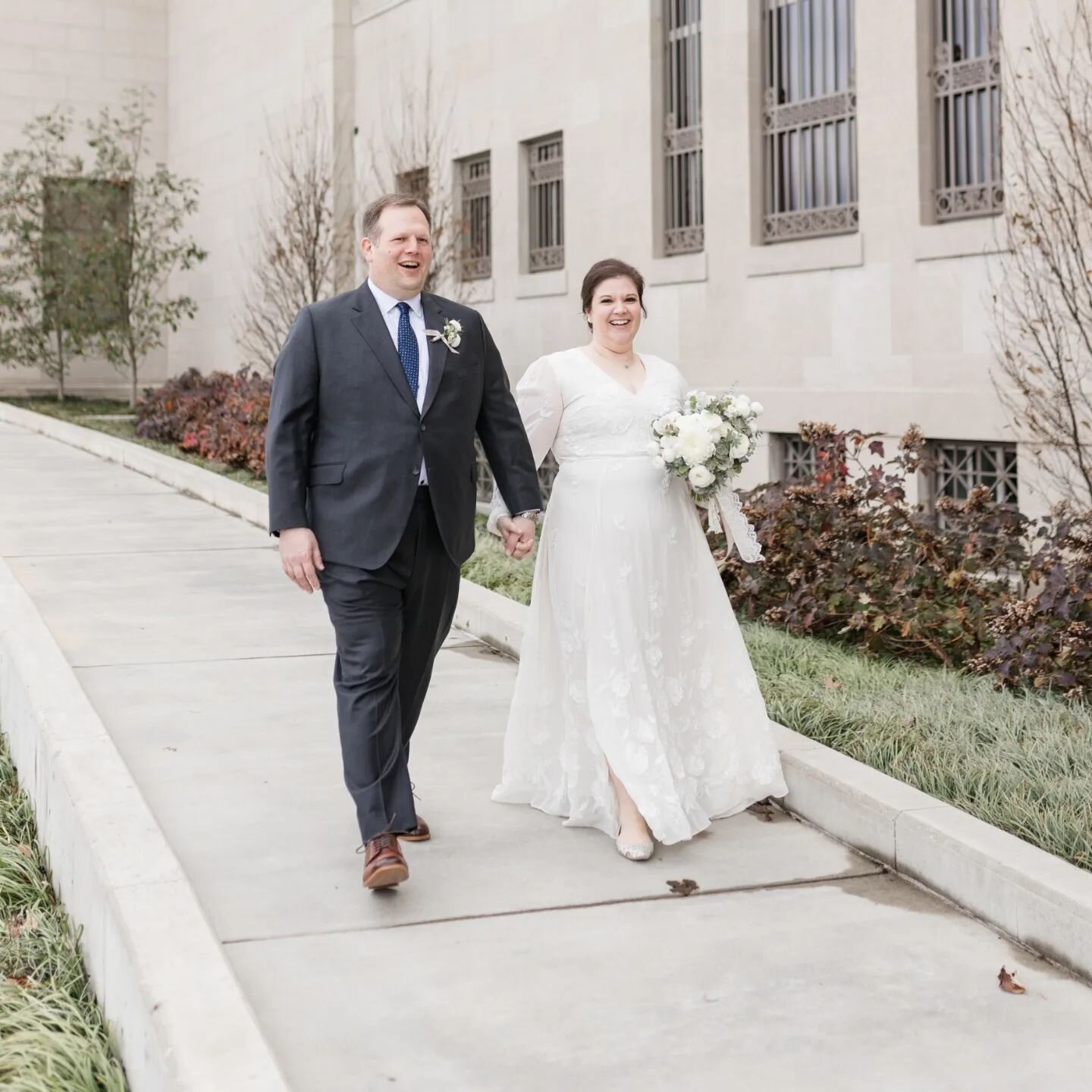 I just realized I never posted sneak peeks from our last wedding of 2023 🤦 And it was such a good one!! Meagan and Mark braved the cold for their dream ceremony and it was worth it!  We loved being back at @cincyartmuseum and loved working with thes