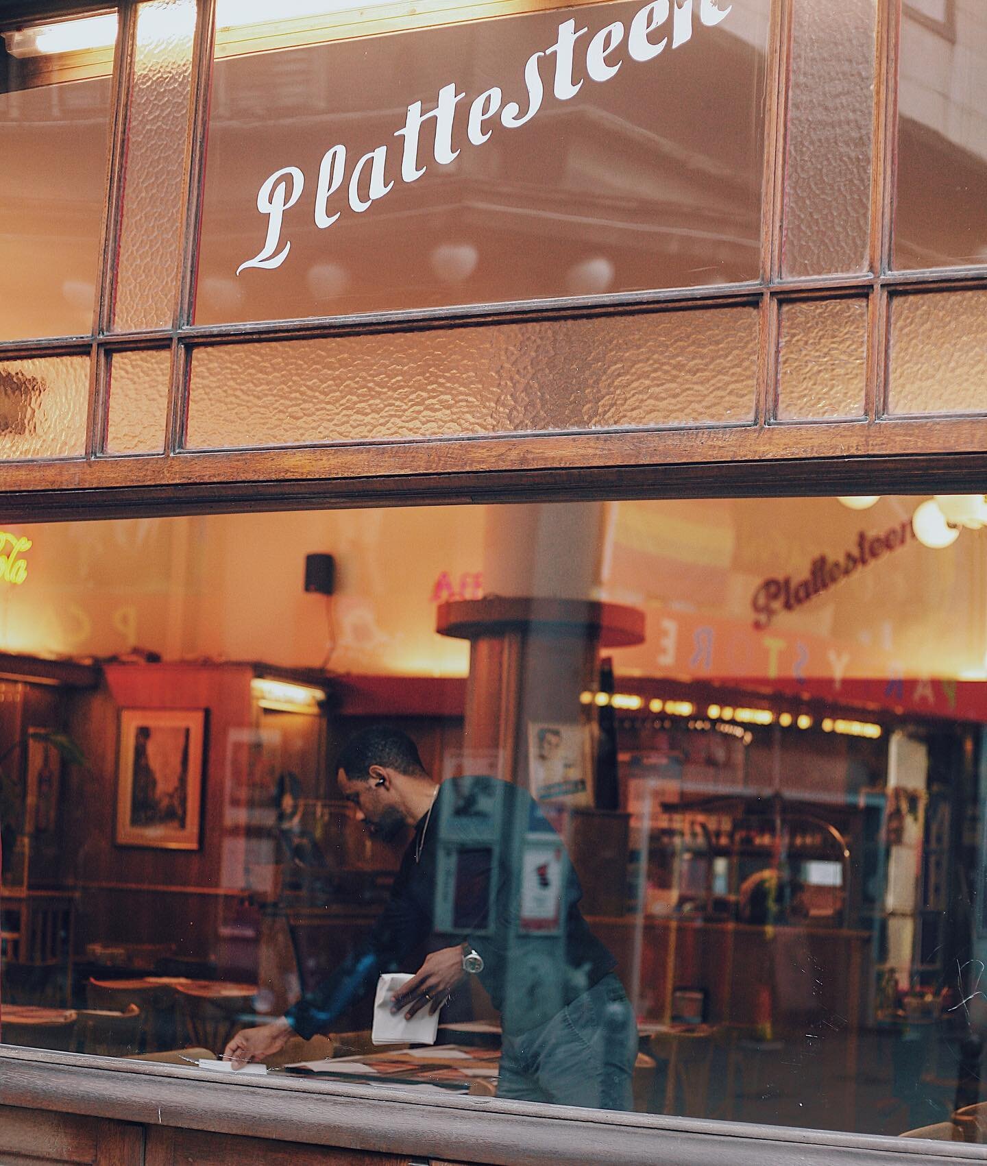 Nous sommes heureux de vous accueillir en semaine de 11:00 &agrave; 22:30 et le week-end de 11:00 &agrave; 00:00. 🍻 

#plattesteen #brasserie #brasseriebelge #bruxelles #brusselscoffee #brusselsfood #brusselsfoodguide #visitbelgium🇧🇪 #quartiersain