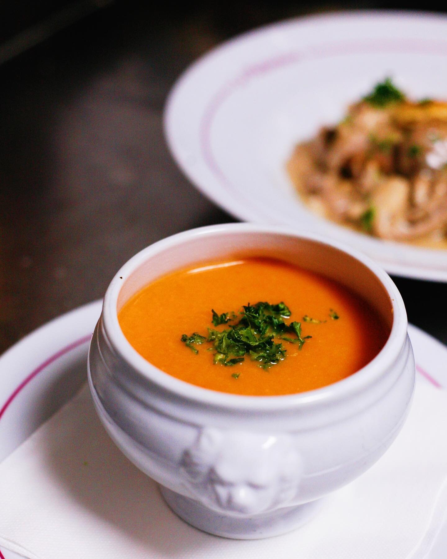 Comment ajouter un peu de couleur &agrave; sa journ&eacute;e ? 🌧️🌈
En venant d&eacute;guster notre soupe du jour maison, un moment de r&eacute;confort d&egrave;s la premi&egrave;re cuill&egrave;re. 
 

#soup #soupedelegumes #potage #brasserie #bras