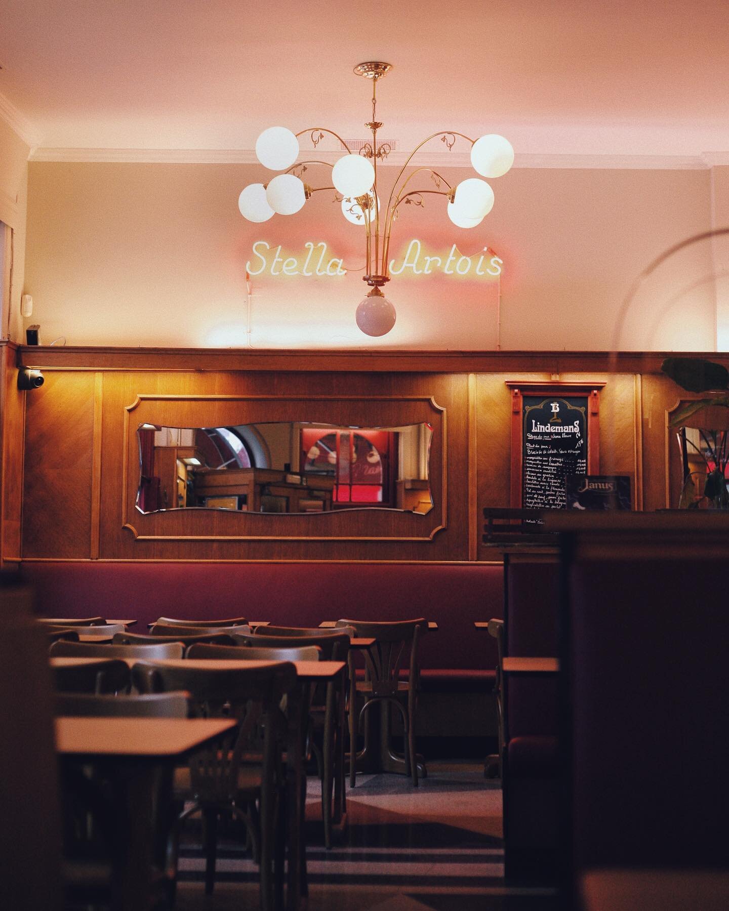 Au sein de notre brasserie &agrave; la chaleureuse d&eacute;coration bois&eacute;e, r&egrave;gne une ambiance feutr&eacute;e qui embellira vos d&icirc;ners. 🥂

#restaurant #visitbrussels #belgianfood #brasserie #brasseriebelge #lavieestbelge #bar #a
