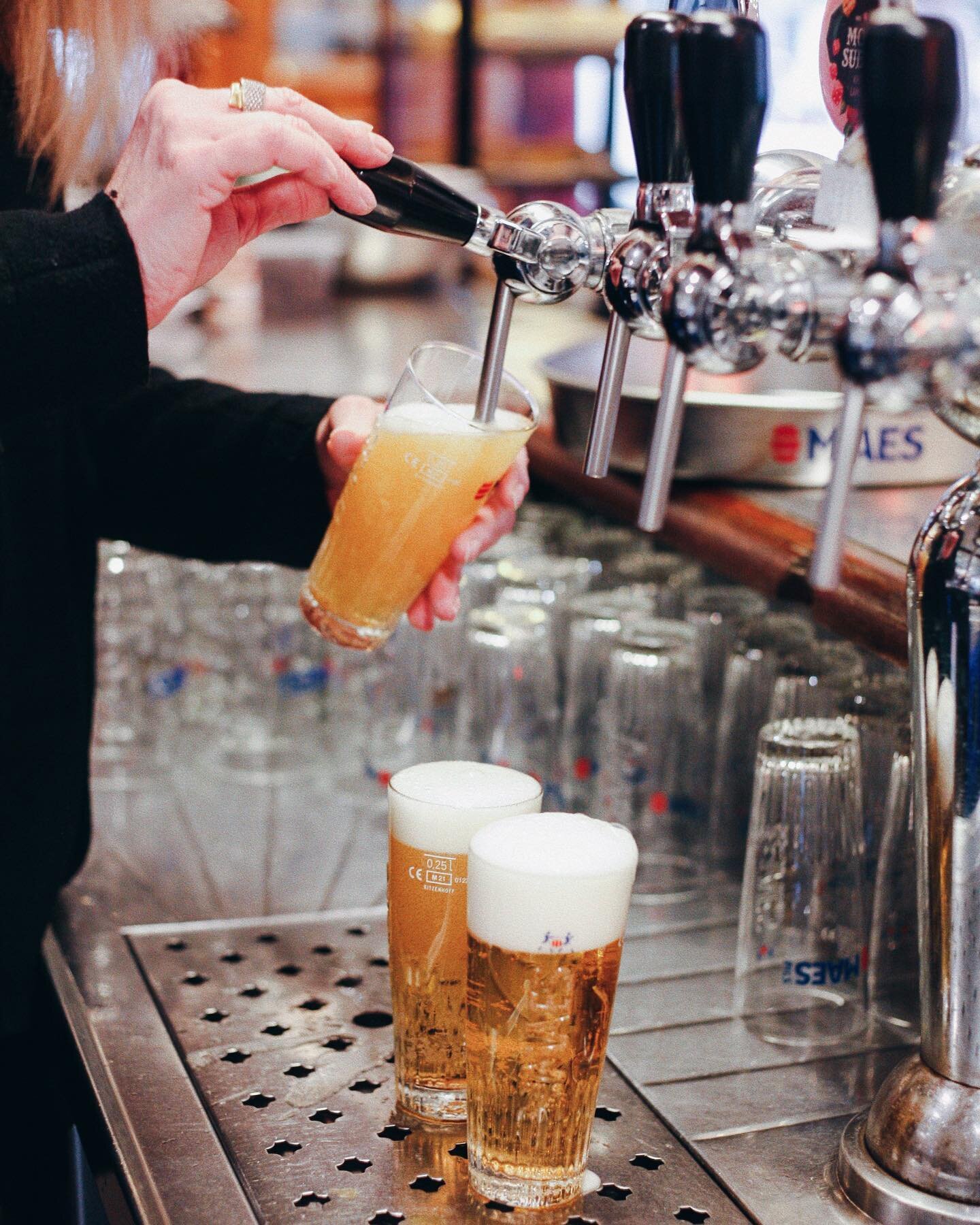 Une petite bi&egrave;re pression bien fra&icirc;che en terrasse ? Nous avons tout ce qu&rsquo;il vous faut 🍻☀️

#biere #bieren #brussels #visitbrussels #lavieestbelge #terrassebruxelles #plattesteen #brasserie #brasseriebelge #bruxellesrestaurant #b