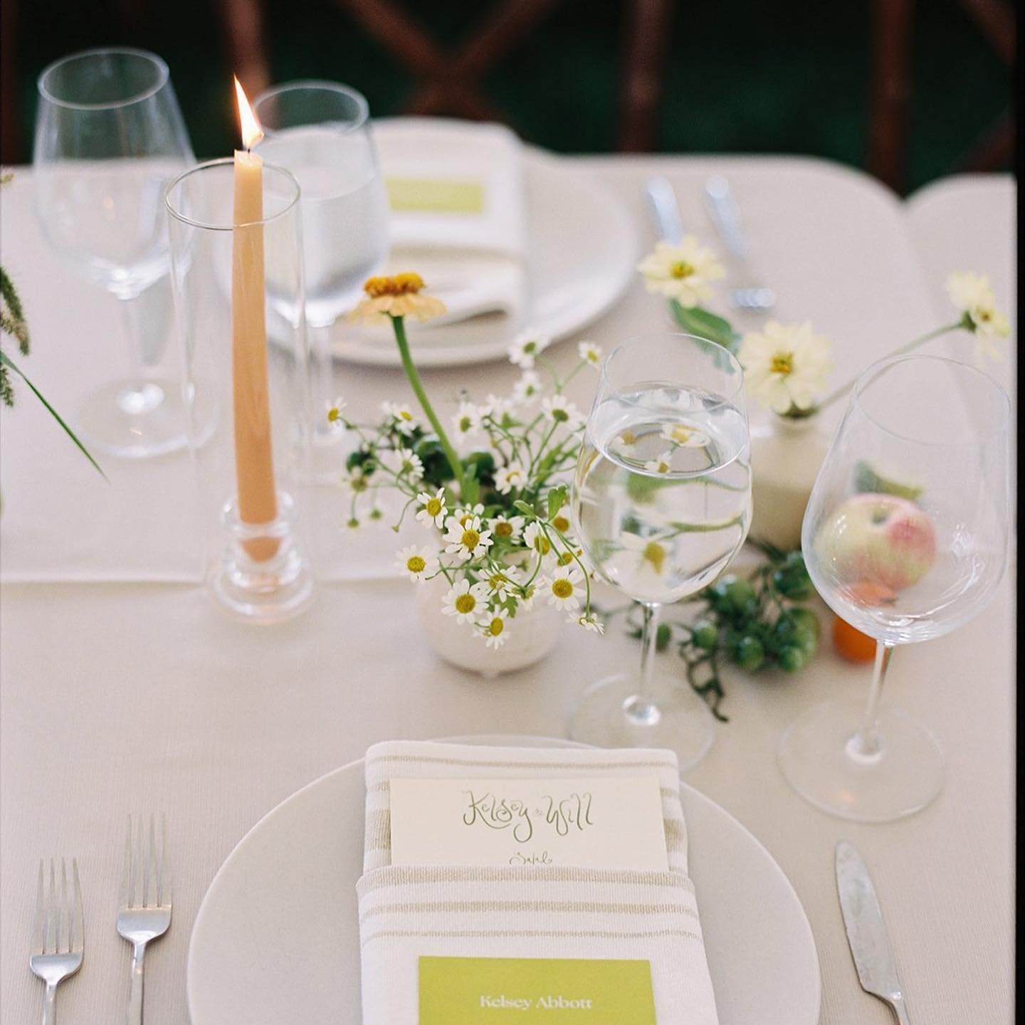 Dinner details &amp; moments from Kelsey &amp; Will&rsquo;s beautiful wedding last summer 🍊🌼🌿