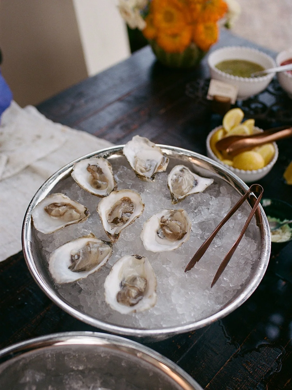 Cocktail hour at @commodoreperryauberge with live traditional Irish music, oysters, and smiles all around 🙂