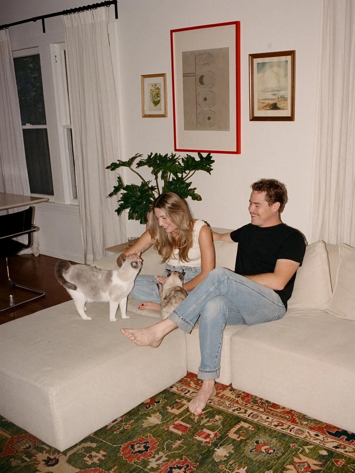 The more I pay attention to what moves me, the more I come back to quiet intimacy. Photographs that feel unforced. Calm. Sincere. The kind that don&rsquo;t belong to a trend, just to a moment 🤍