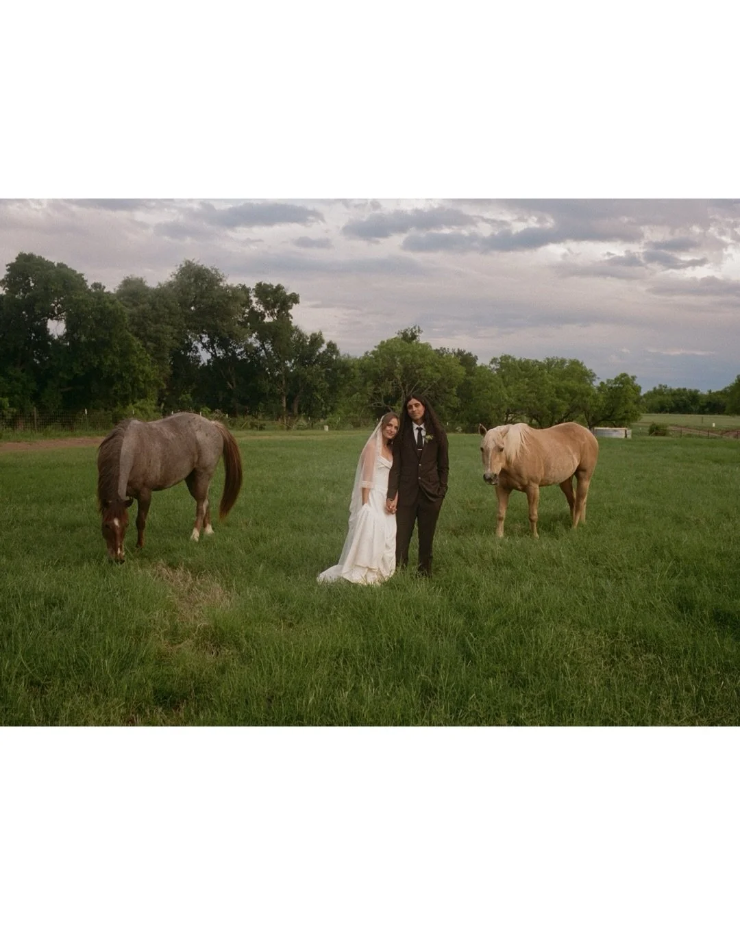 Mia &amp; Alex on the family ranch ✨

I started sharing film-only previews this year because there&rsquo;s something about film that already feels like a memory, even when the day is still fresh. It holds the mood and feeling of everything so beautif