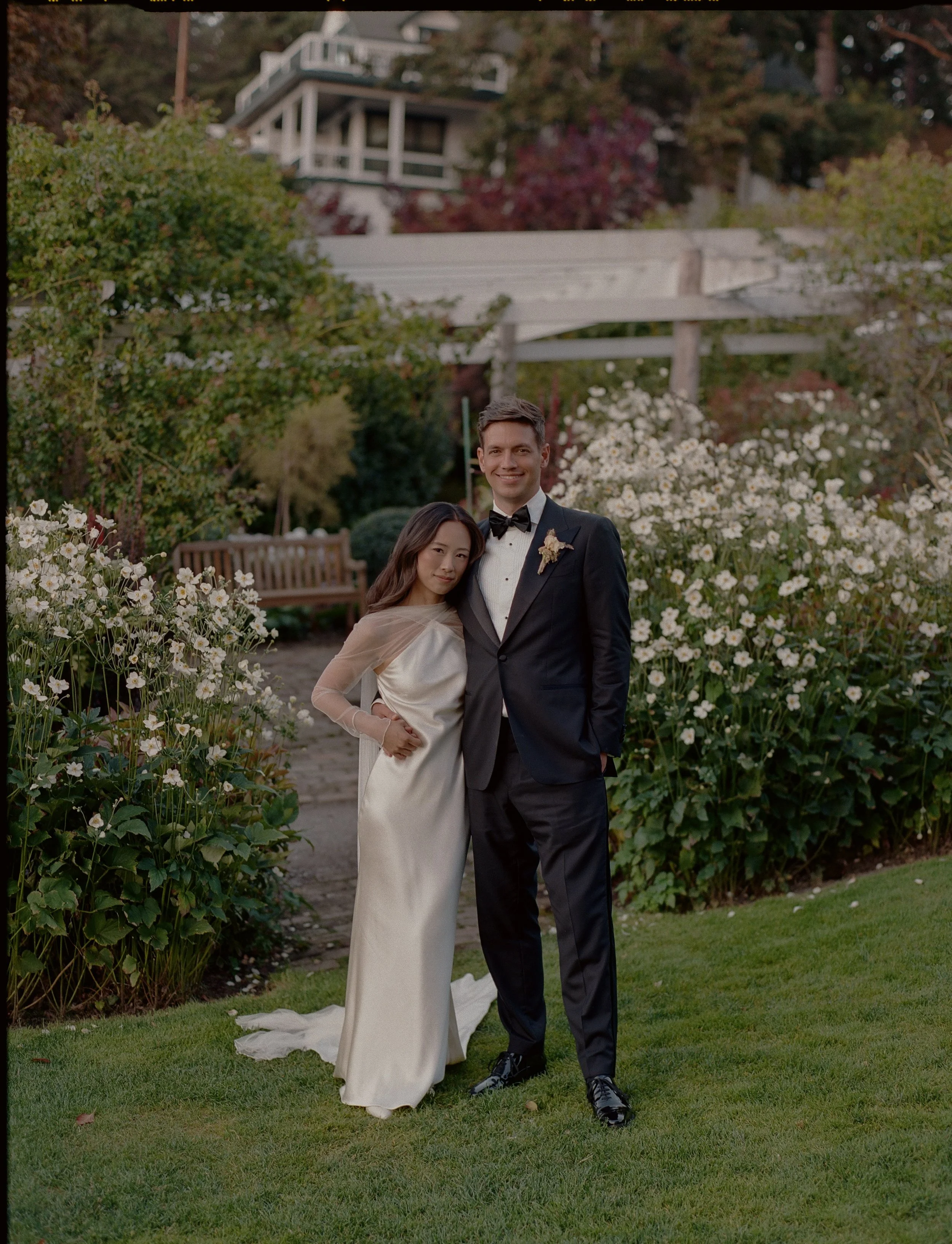 A little peek into Sarah &amp; Ben&rsquo;s wedding on San Juan Island at @rocheharborresort 🫍 A dream day planned by @hostedby.co with gorgeous florals by @phosphorusbotanical and flawless makeup by @jenlagersbeauty