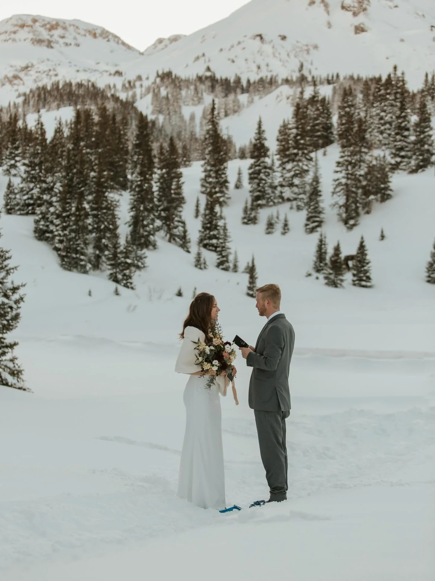 Dreaming of this gorgeous day, most down to earth and fun couple, and when Colorado actually had snow. 

Also the most beautiful 💐 by @amanda.joy.c