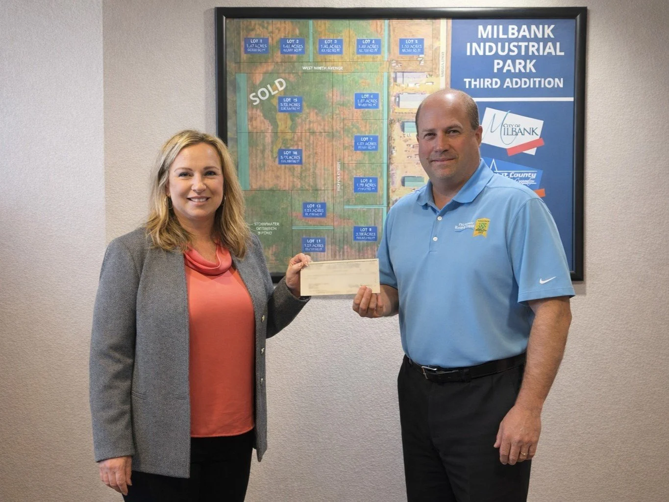 Frandsen Bank &amp; Trust Presents Grant to Support Grow Grant County Initiative