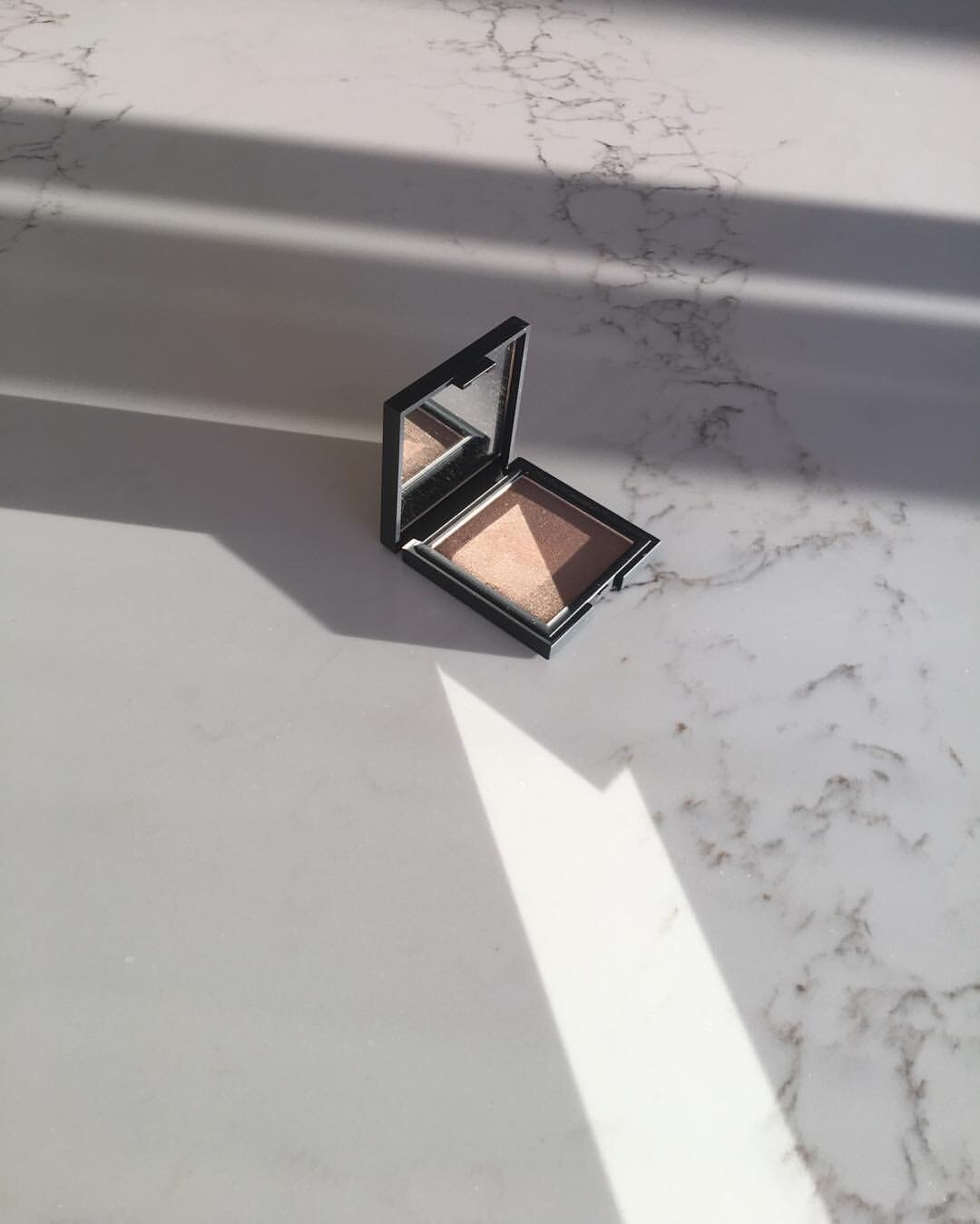 Moroccan Illuminator has been formed with light-reflecting and illuminating pigments to create a sheer and radiant colour designed for highlighting and contouring. 

This illuminating powder is infused with Organic Argan and Rosehip oil and enriched 