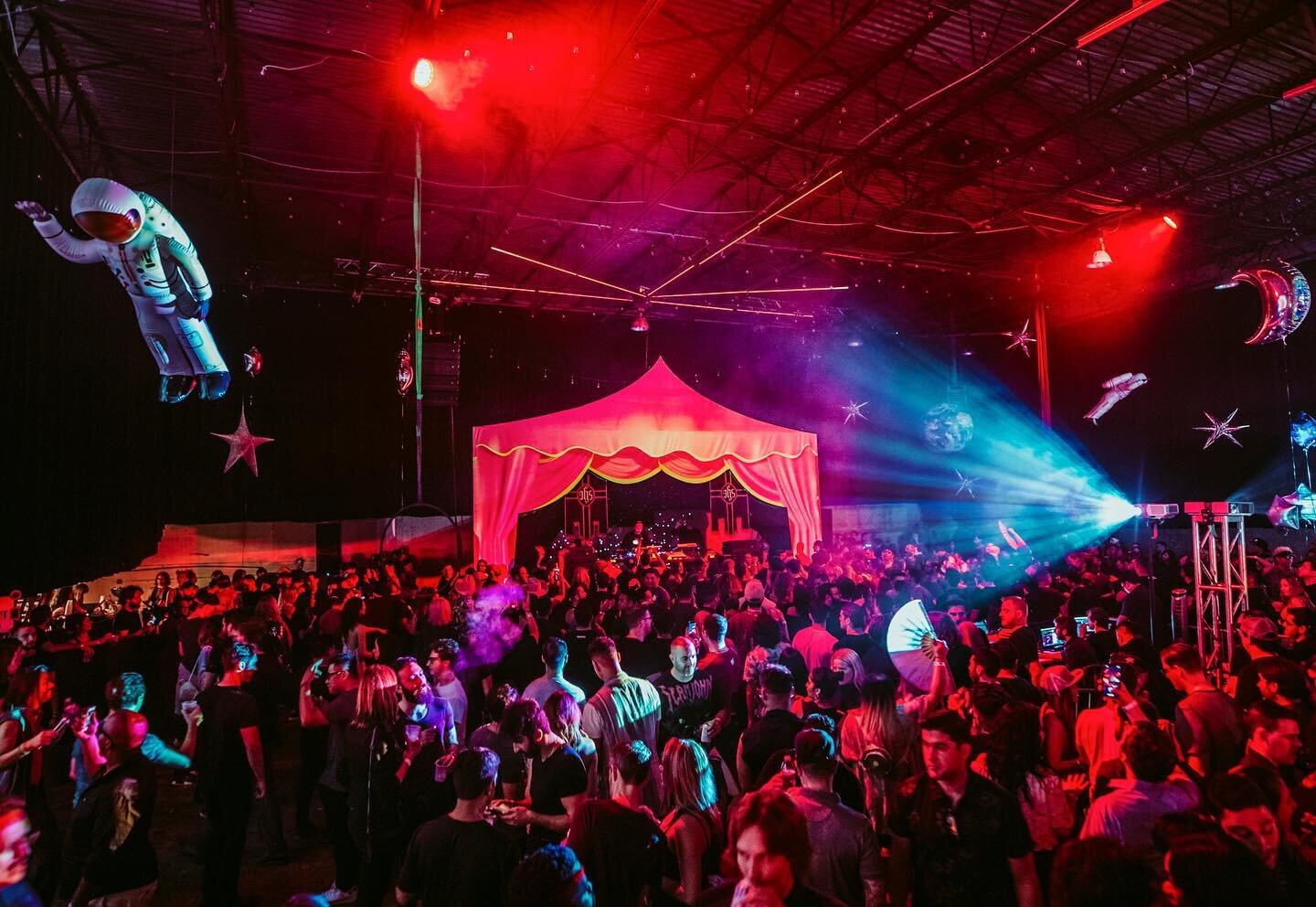 Take us back to the night circus. 🎪👩&zwj;🚀💫 #throwback #outtathisworld #precovid #houstonevents #htown #houston #houstontx #houstoncity #houstonnightlife #htx #hou #houston_insta #houstonlife